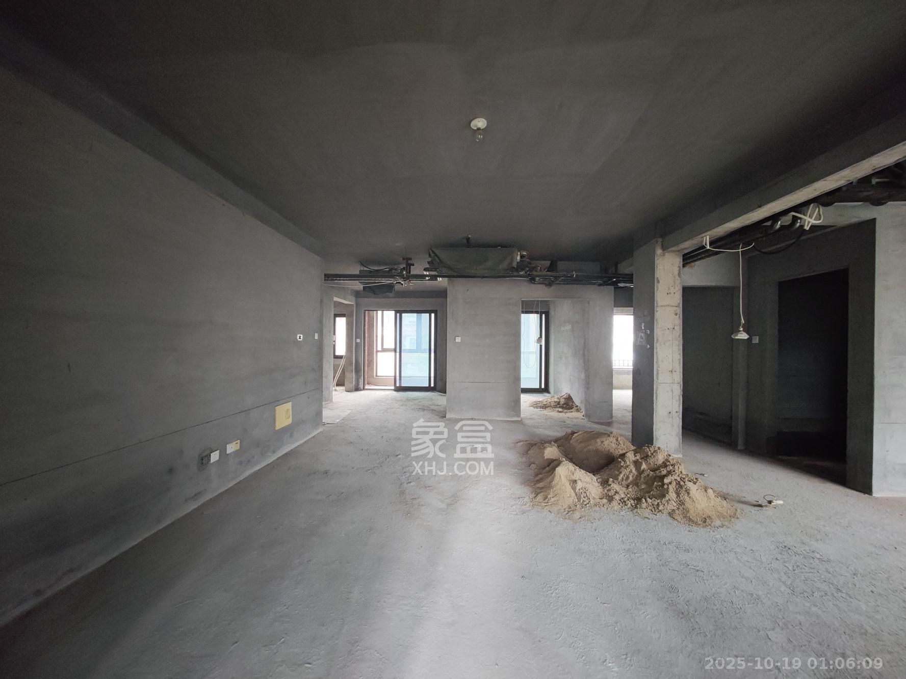 地泰御和苑  4室2厅2卫    320.0万 地泰御和苑  4室2厅2卫    320.0万客厅