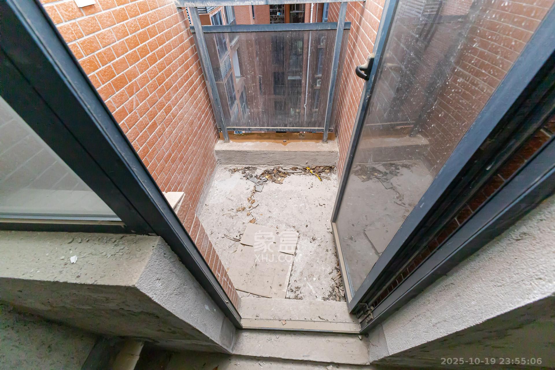 珠江东方明珠（新地东方明珠）三期  3室2厅1卫    46.0万阳台