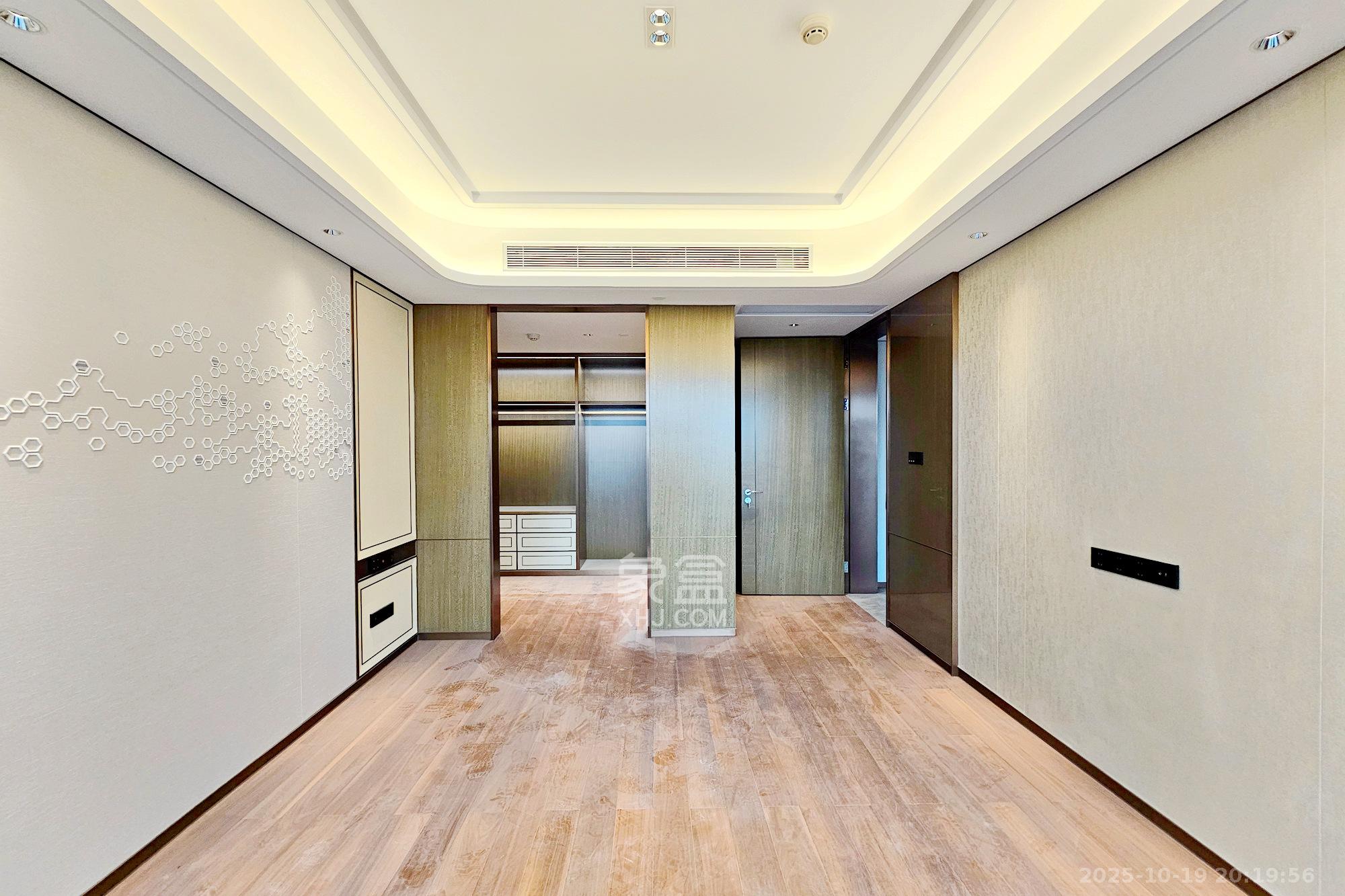 运达中央广场三期  4室2厅3卫    517.0万 运达中央广场三期  4室2厅3卫    517.0万卧室