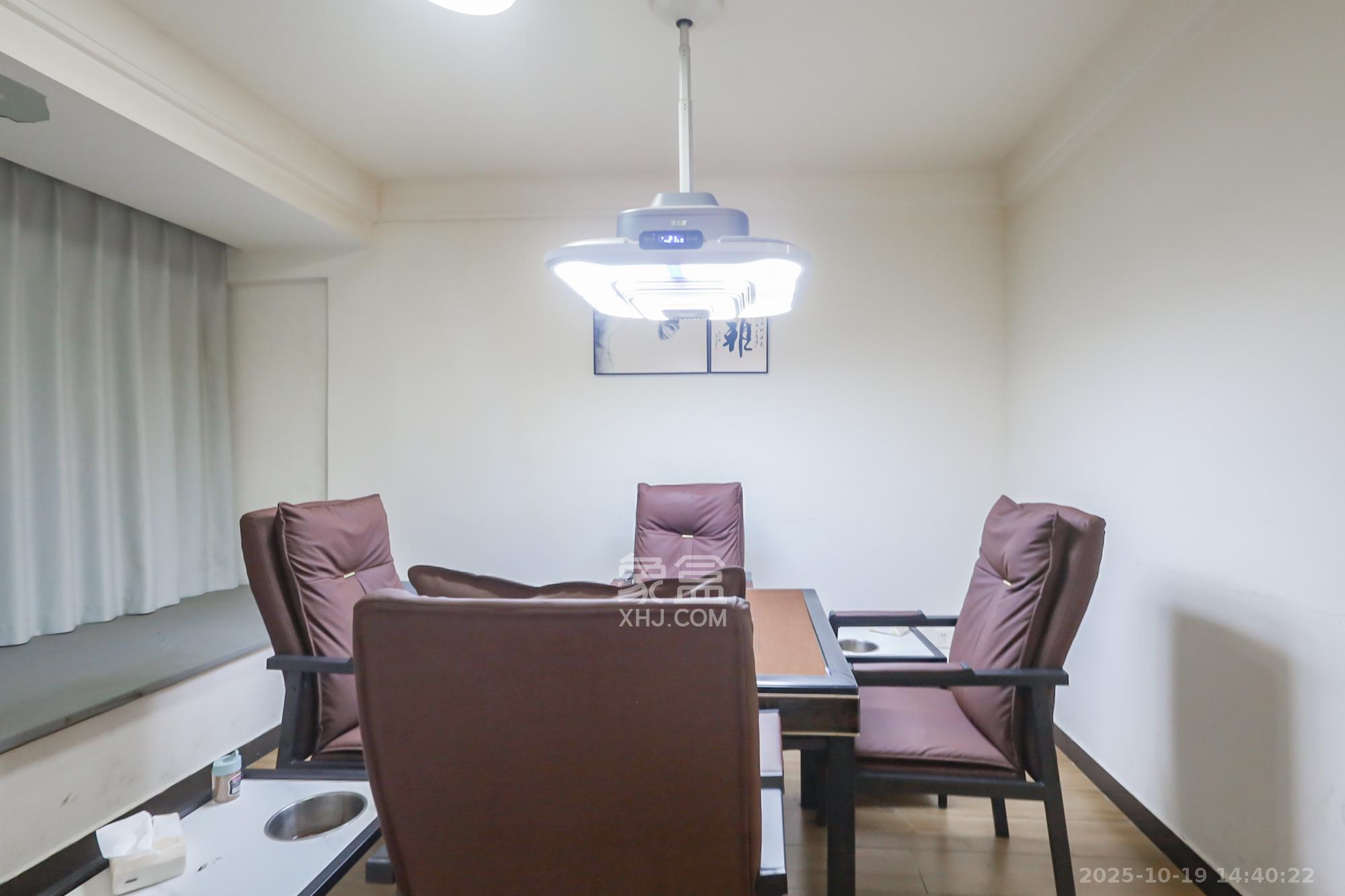 绿地中央广场  5室2厅3卫    265.0万 绿地中央广场  5室2厅3卫    265.0万卧室