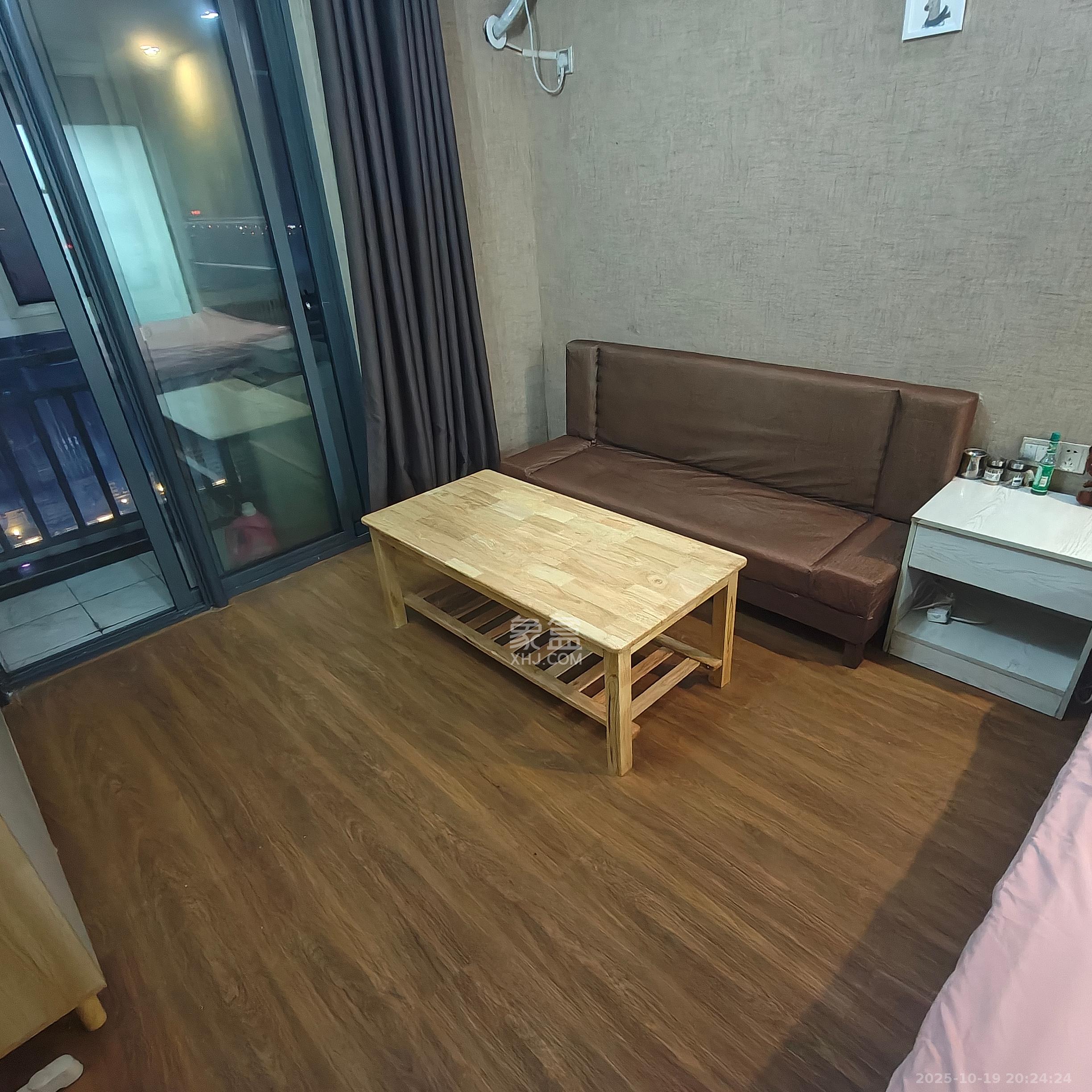 东方芙蓉  1室1厅1卫    1399.0元/月 东方芙蓉  1室1厅1卫    1399.0元/月室内图