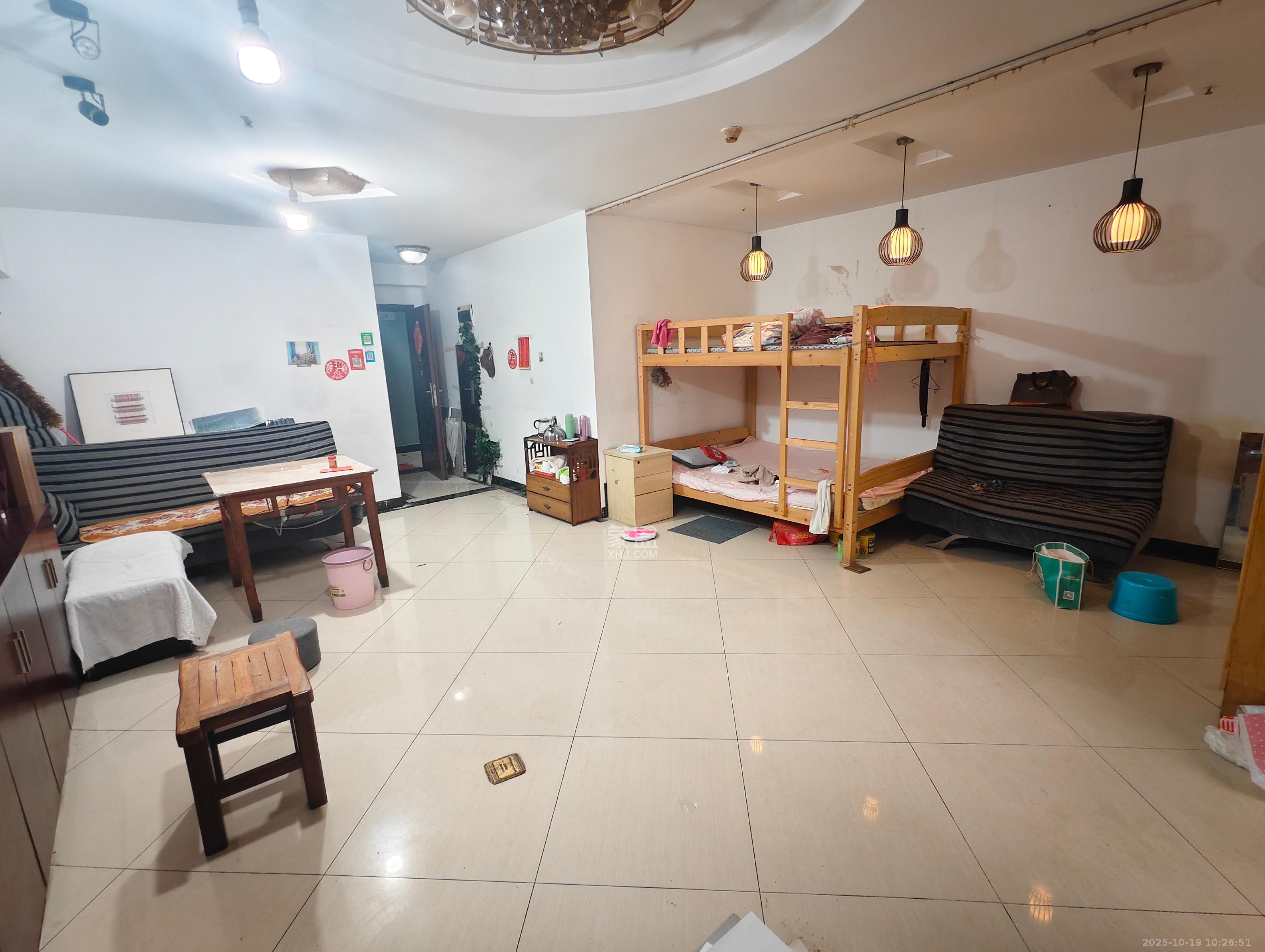 东方芙蓉  1室0厅0卫    1400.0元/月