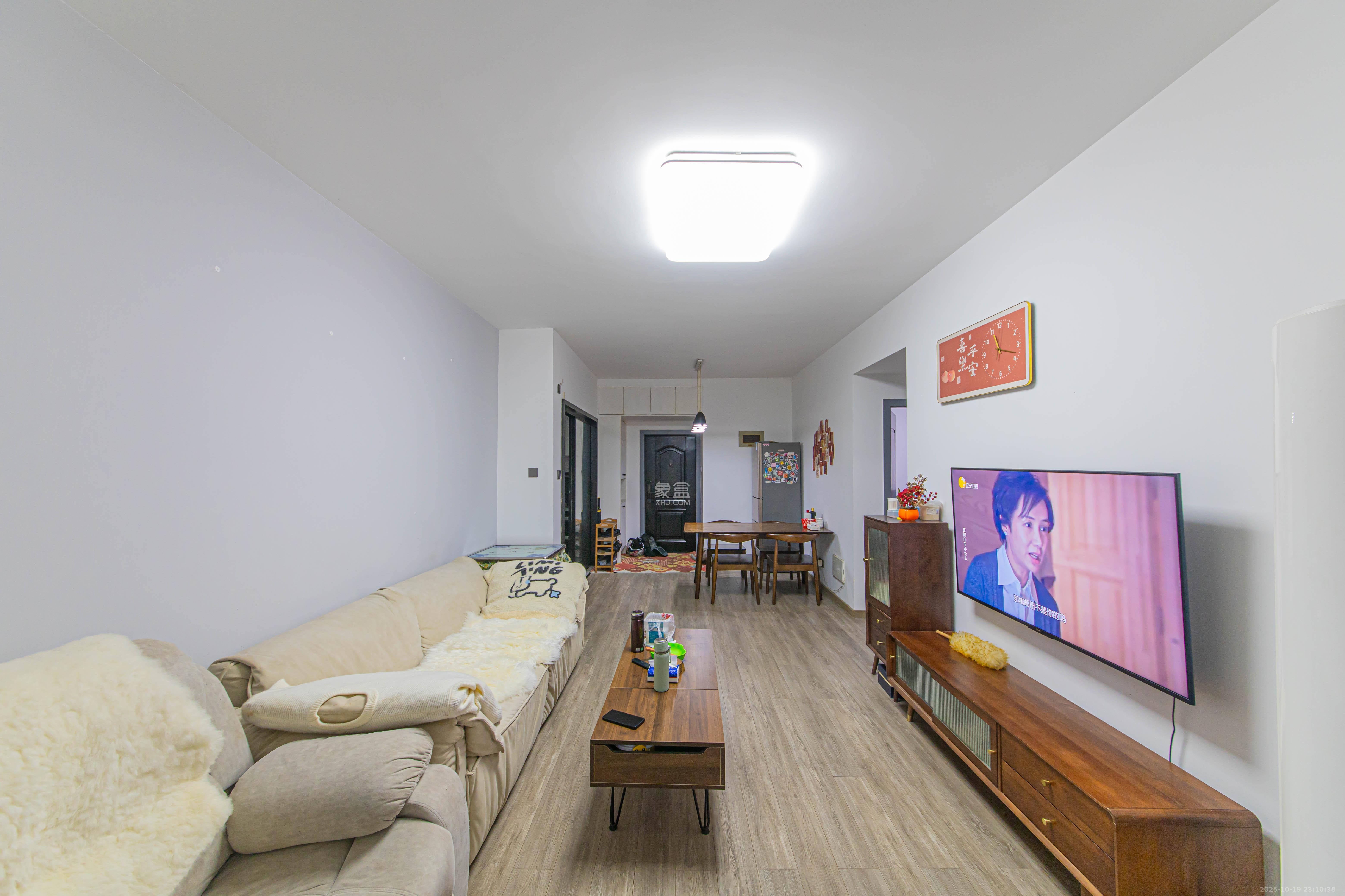 中信文化广场(中信新城二期) 2室2厅1卫 58.0万 中信文化广场(中信新城二期) 2室2厅1卫 58.0万客厅