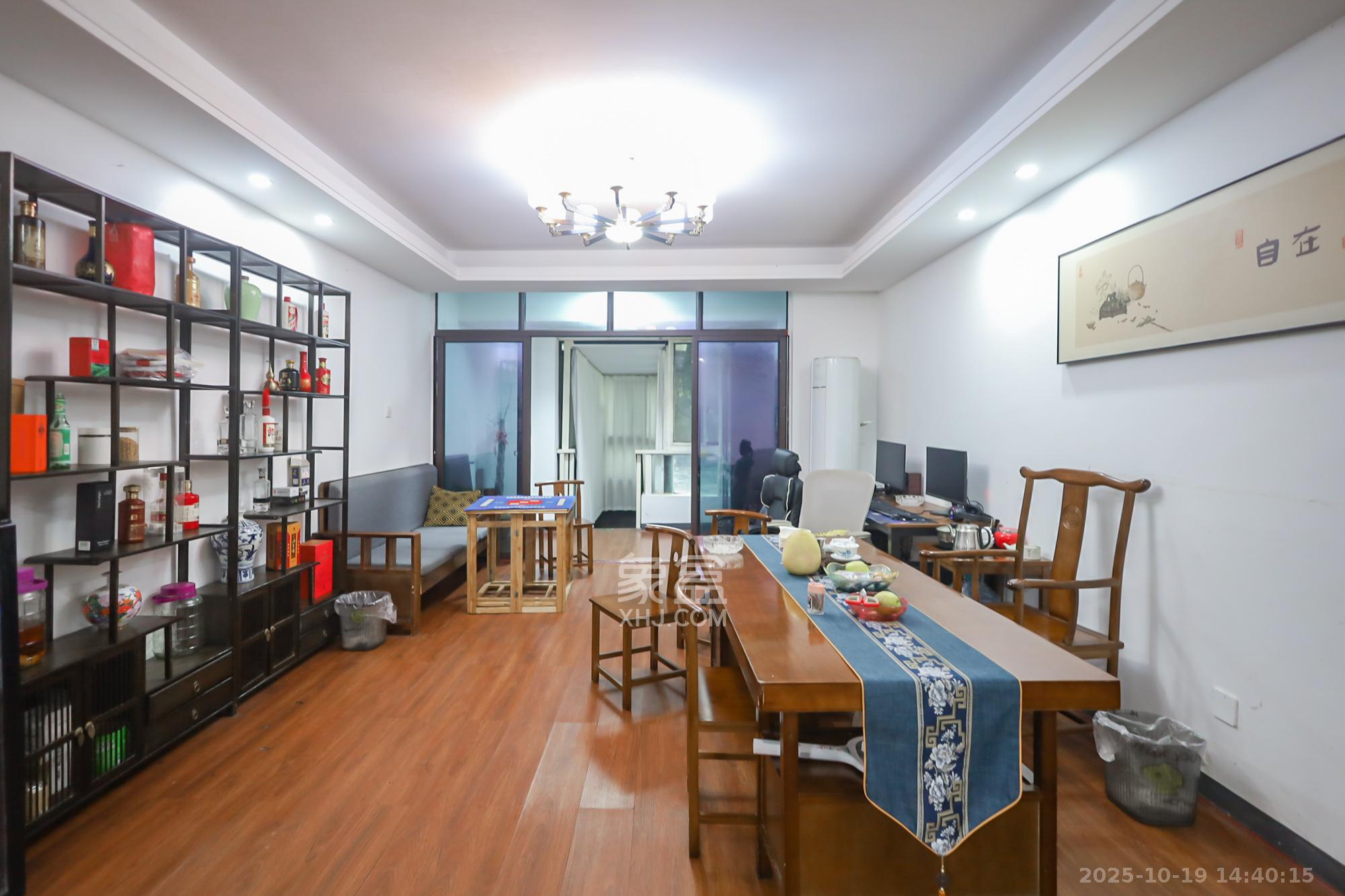 绿地中央广场  5室2厅3卫    265.0万 绿地中央广场  5室2厅3卫    265.0万客厅