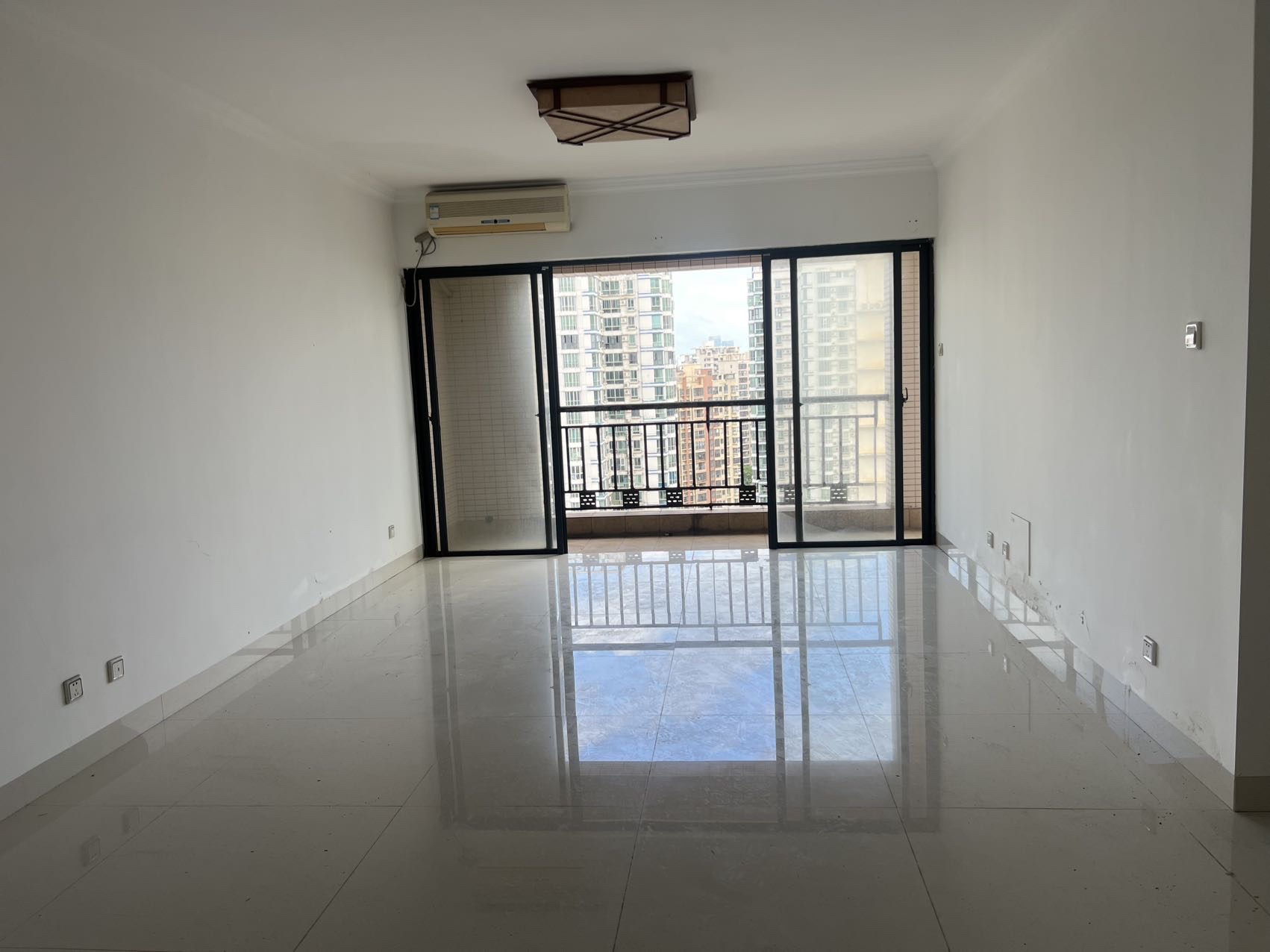 丽晶温泉海景花园一期(别名:丽晶维港、丽晶海景花园)  2室2厅2卫    150.0万 丽晶温泉海景花园一期(别名:丽晶维港、丽晶海景花园)  2室2厅2卫    150.0万客厅