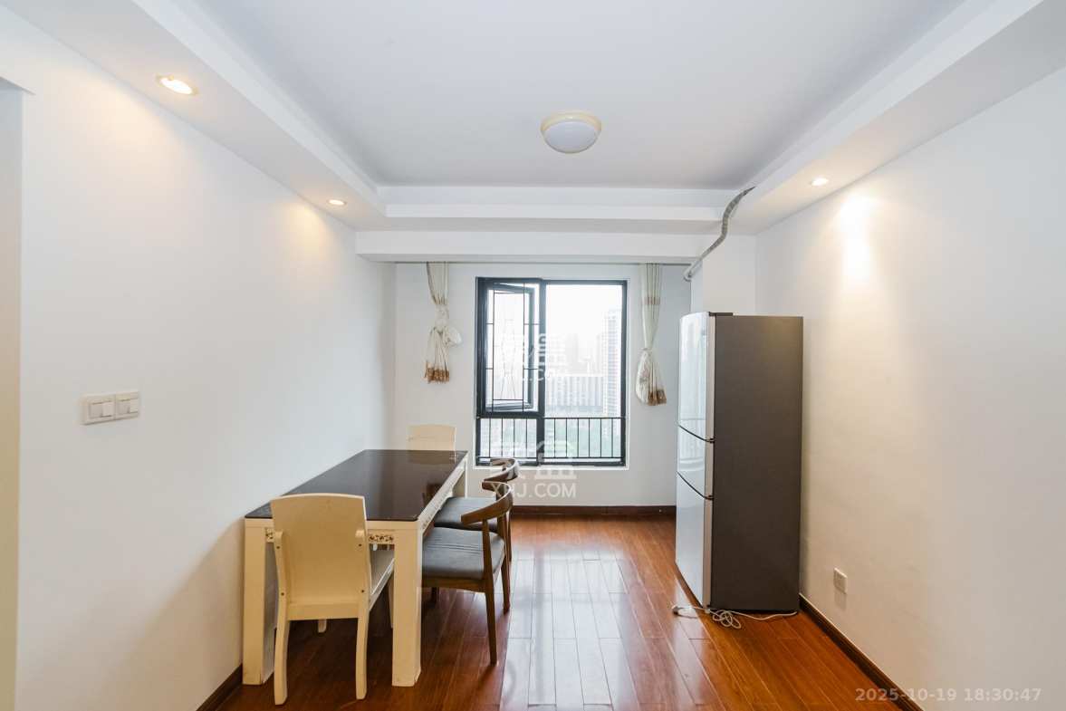 万科城 3室2厅2卫 80.0万 万科城 3室2厅2卫 80.0万客厅