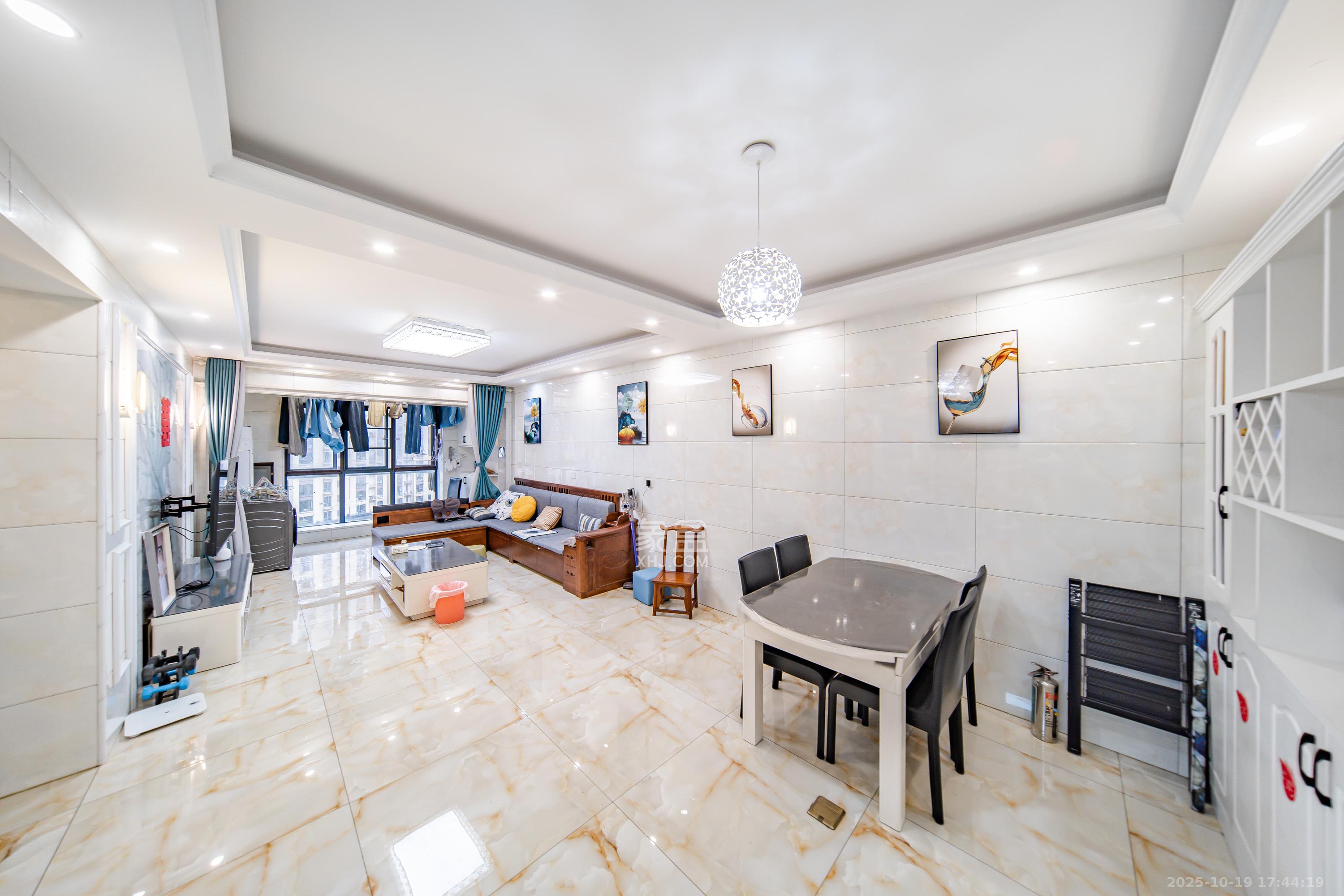 兰亭湾畔  3室2厅2卫    119.0万客厅