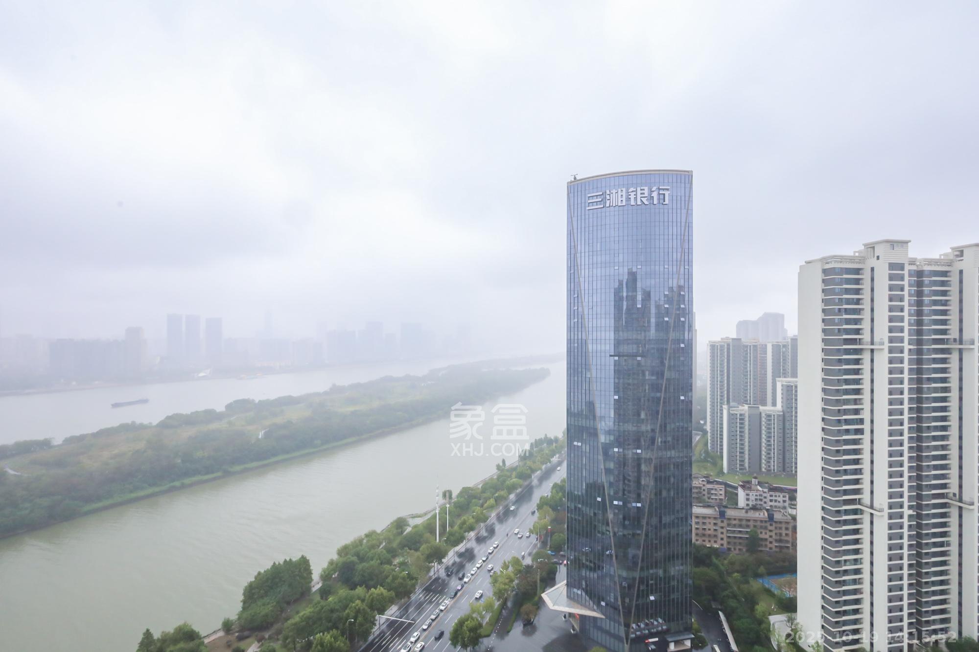 保利西海岸A区  4室2厅2卫    320.0万其他