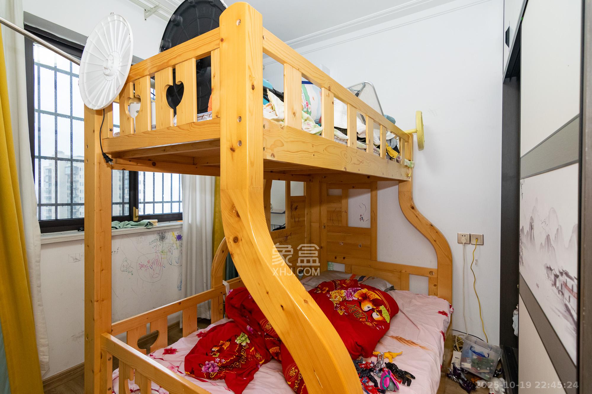 新华联梦想城  3室2厅1卫    90.0万卧室