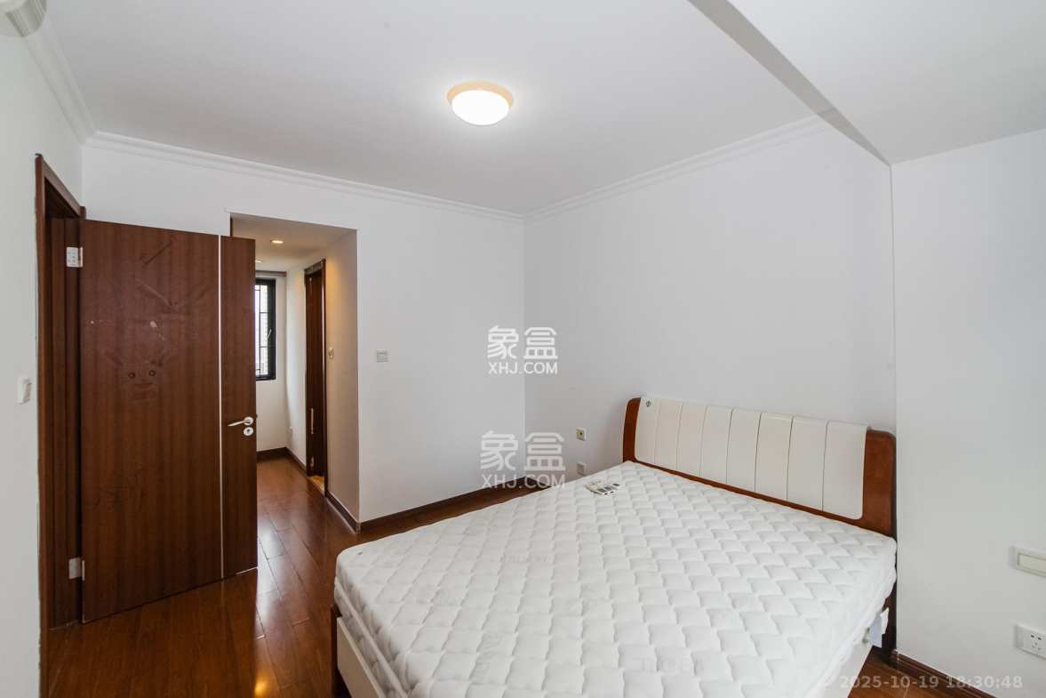 万科城 3室2厅2卫 80.0万 万科城 3室2厅2卫 80.0万卧室