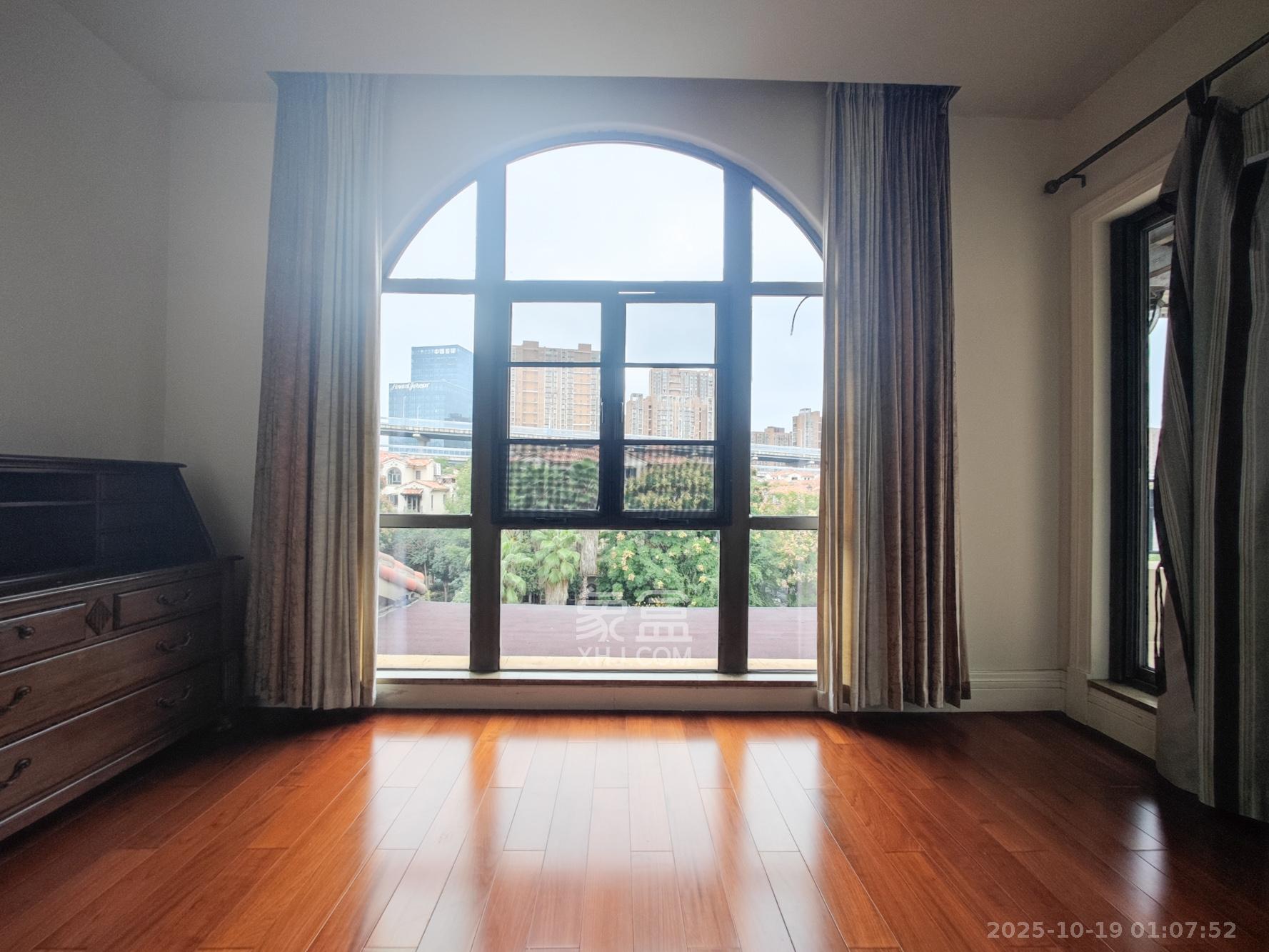 托斯卡纳洋房高层  5室2厅3卫    420.0万 托斯卡纳洋房高层  5室2厅3卫    420.0万阳台