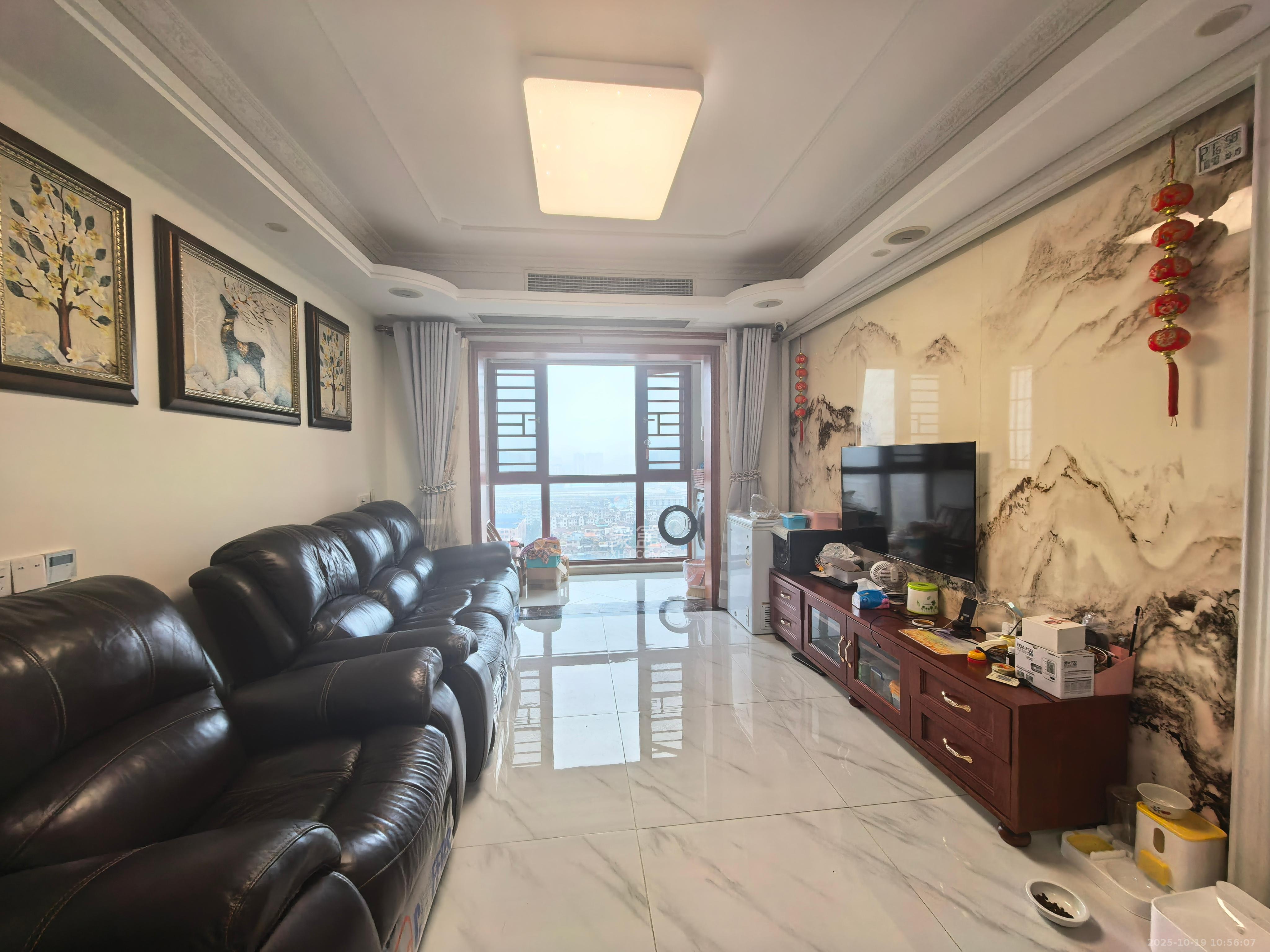 华润置地广场二期  3室2厅1卫    2500.0元/月 华润置地广场二期  3室2厅1卫    2500.0元/月室内图