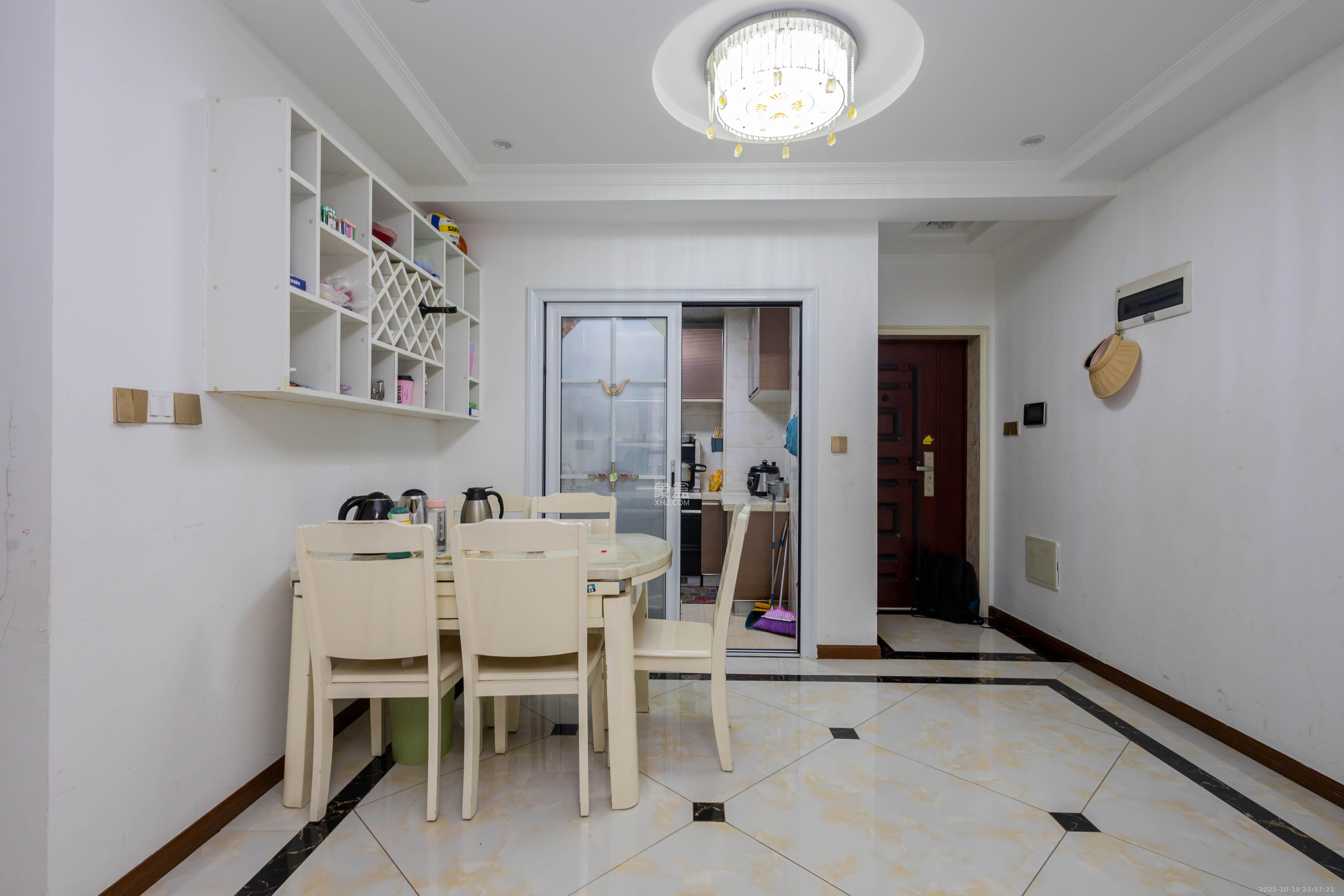 辉煌国际城二期  3室2厅1卫    95.0万客厅