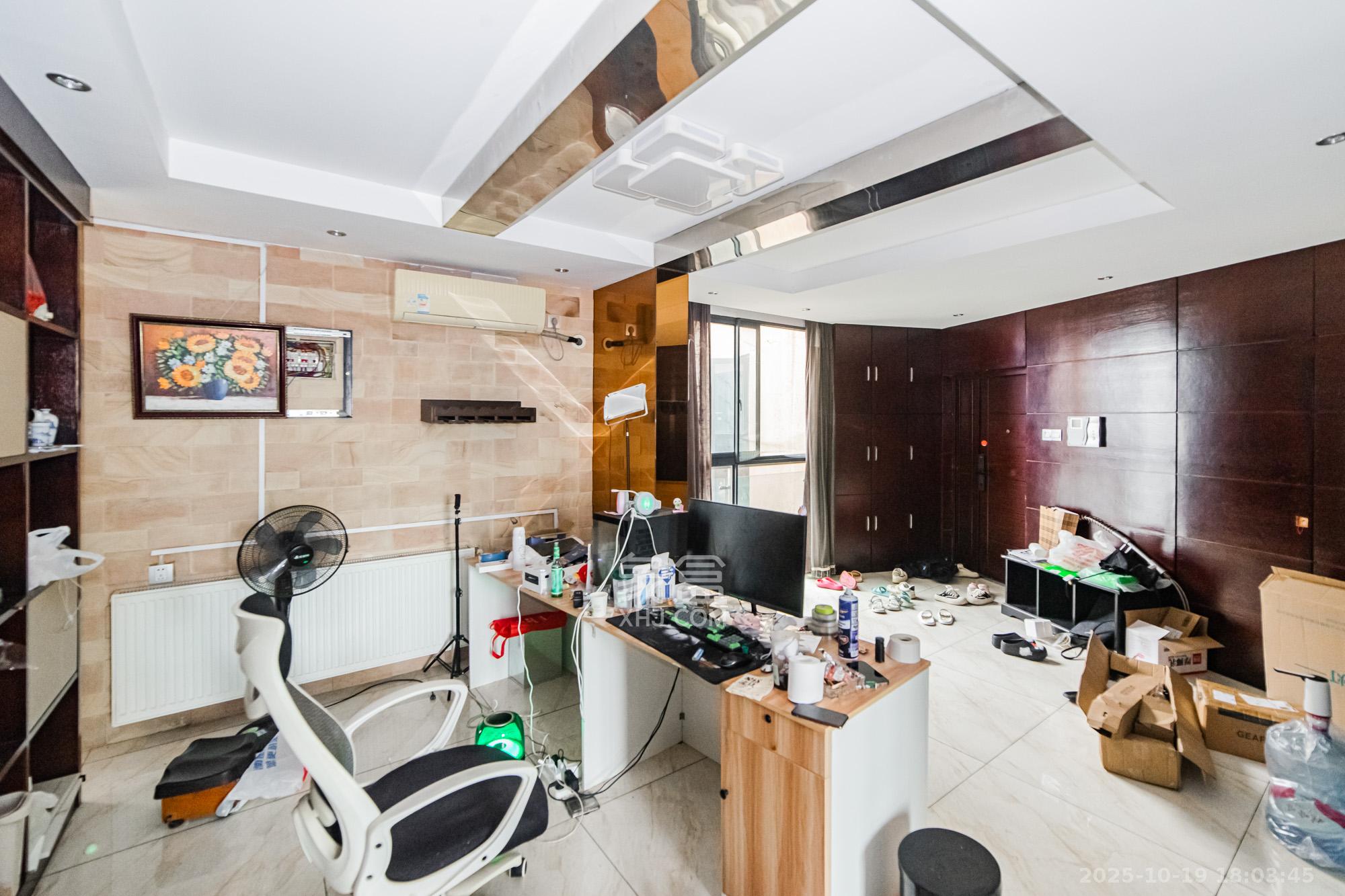 湘江世纪城湘江豪庭  4室2厅1卫    328.0万客厅