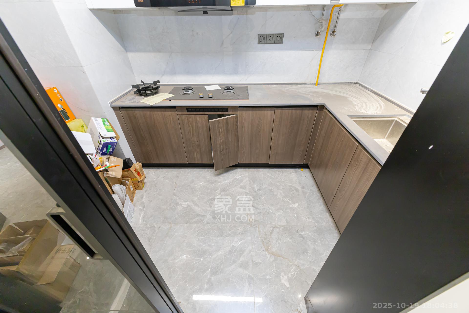 万科滨河道  4室2厅2卫    145.0万厨房