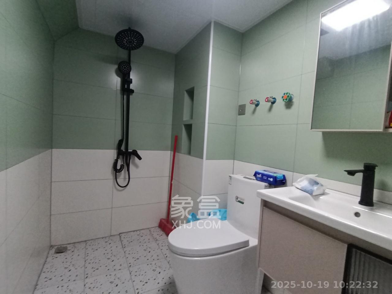 卓越中寰 2室1厅1卫 2200.0元/月 卓越中寰 2室1厅1卫 2200.0元/月室内图