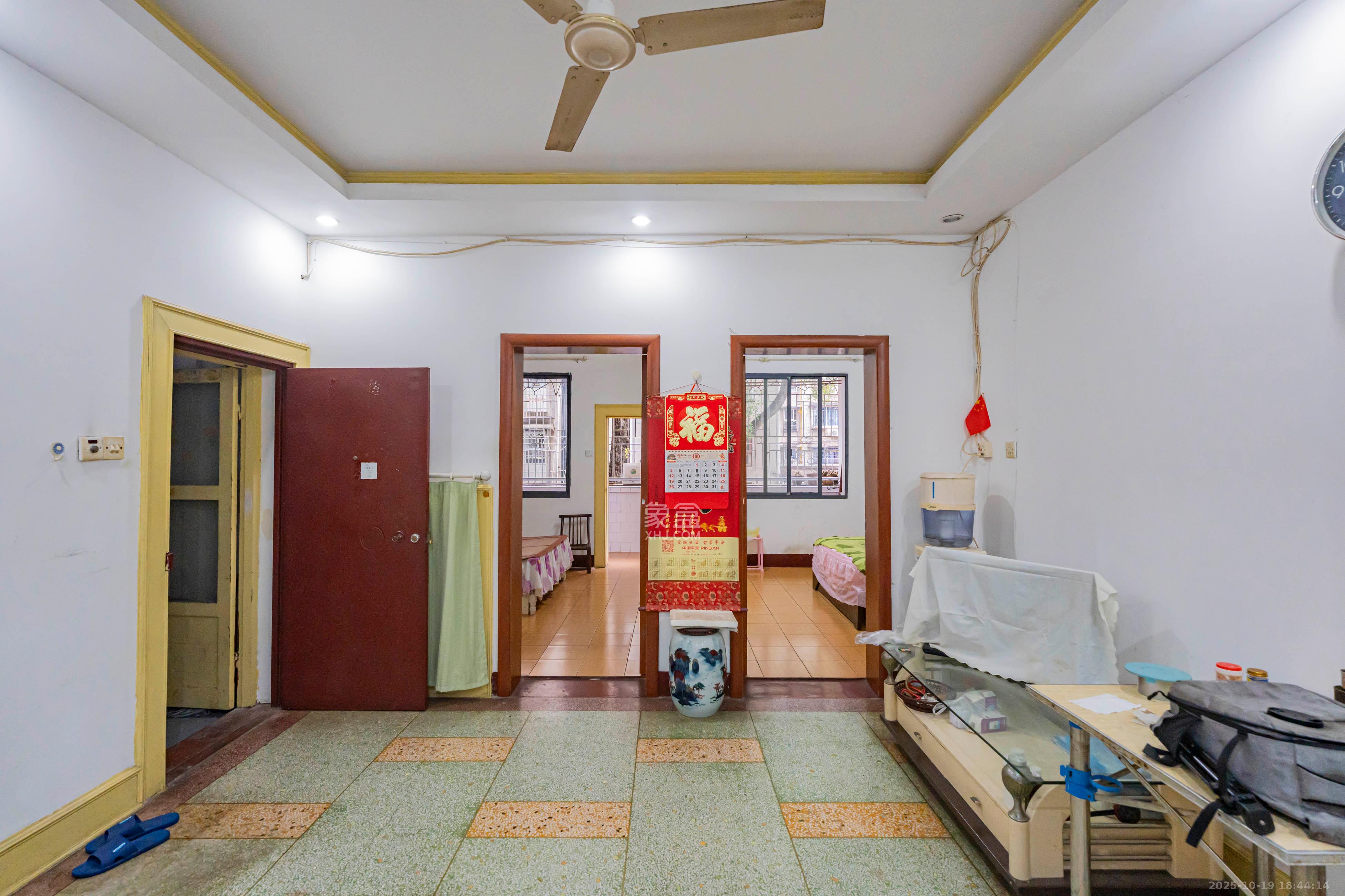 东风二村社区房  3室2厅1卫    62.0万客厅