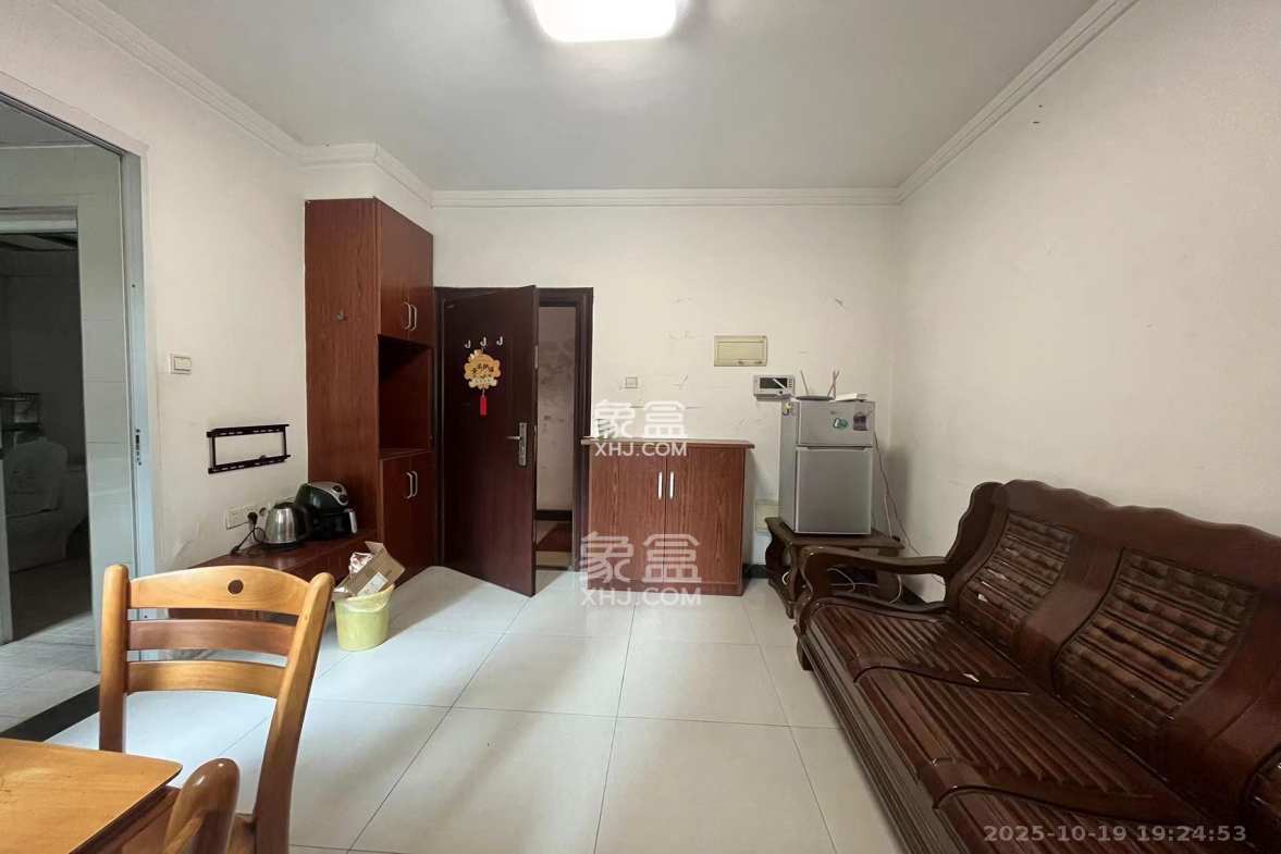 格林星城  1室1厅1卫    1800.0元/月 格林星城  1室1厅1卫    1800.0元/月室内图