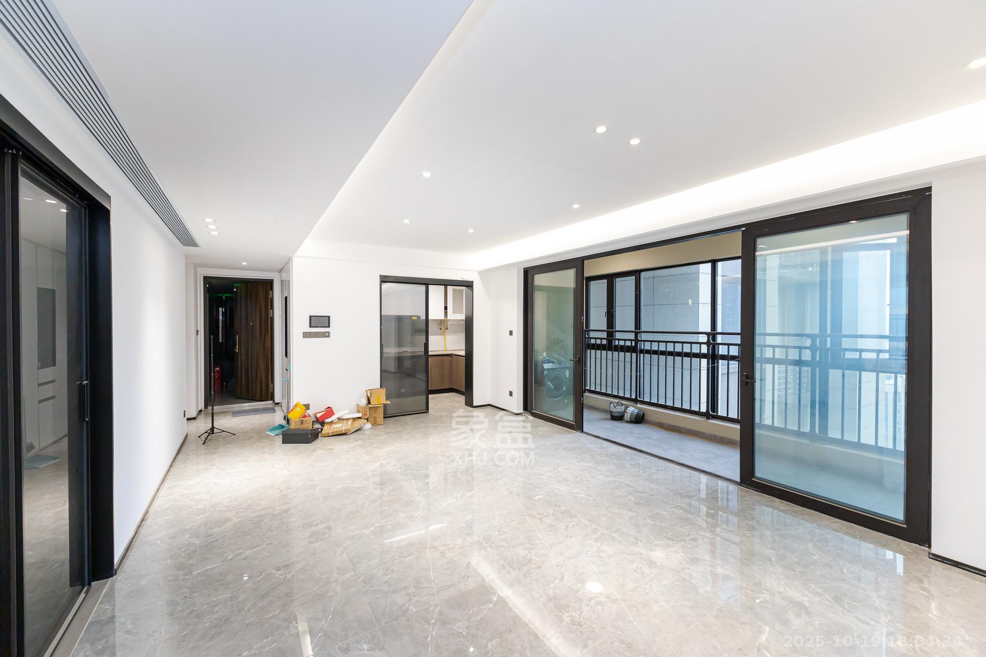 万科滨河道  4室2厅2卫    145.0万客厅