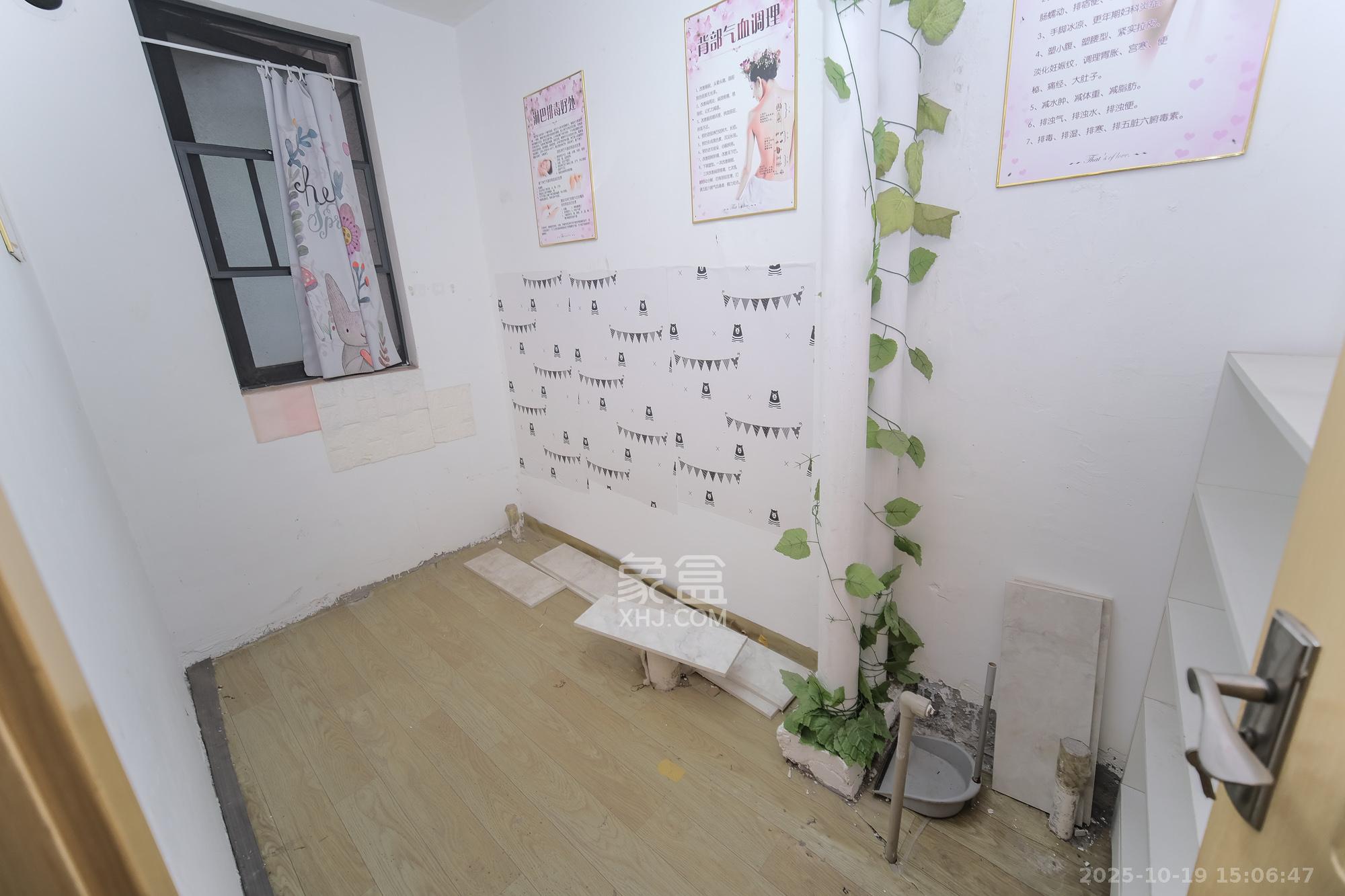 三一街区  4室2厅3卫    150.0万其他