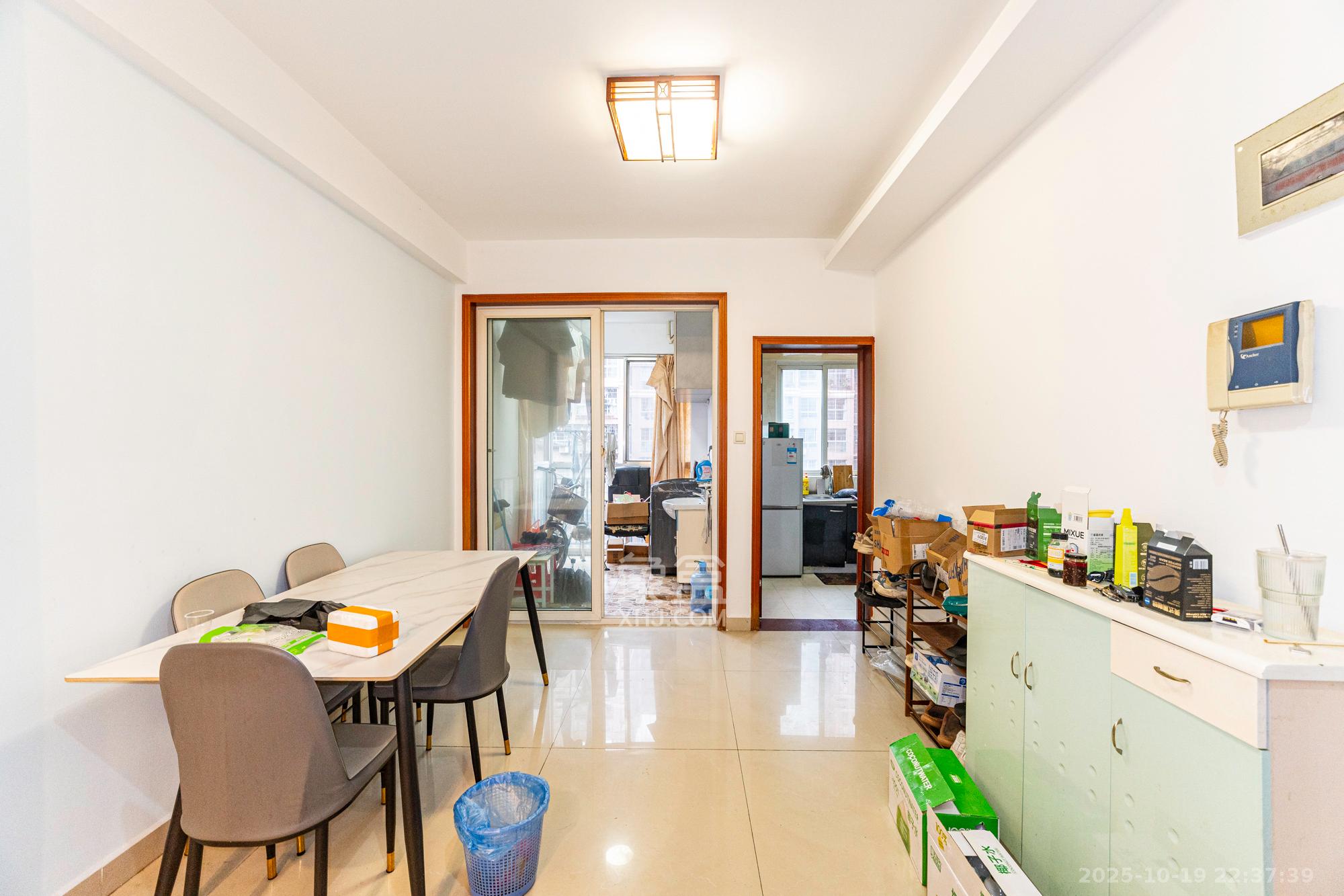 彩都公寓  3室2厅2卫    78.8万客厅