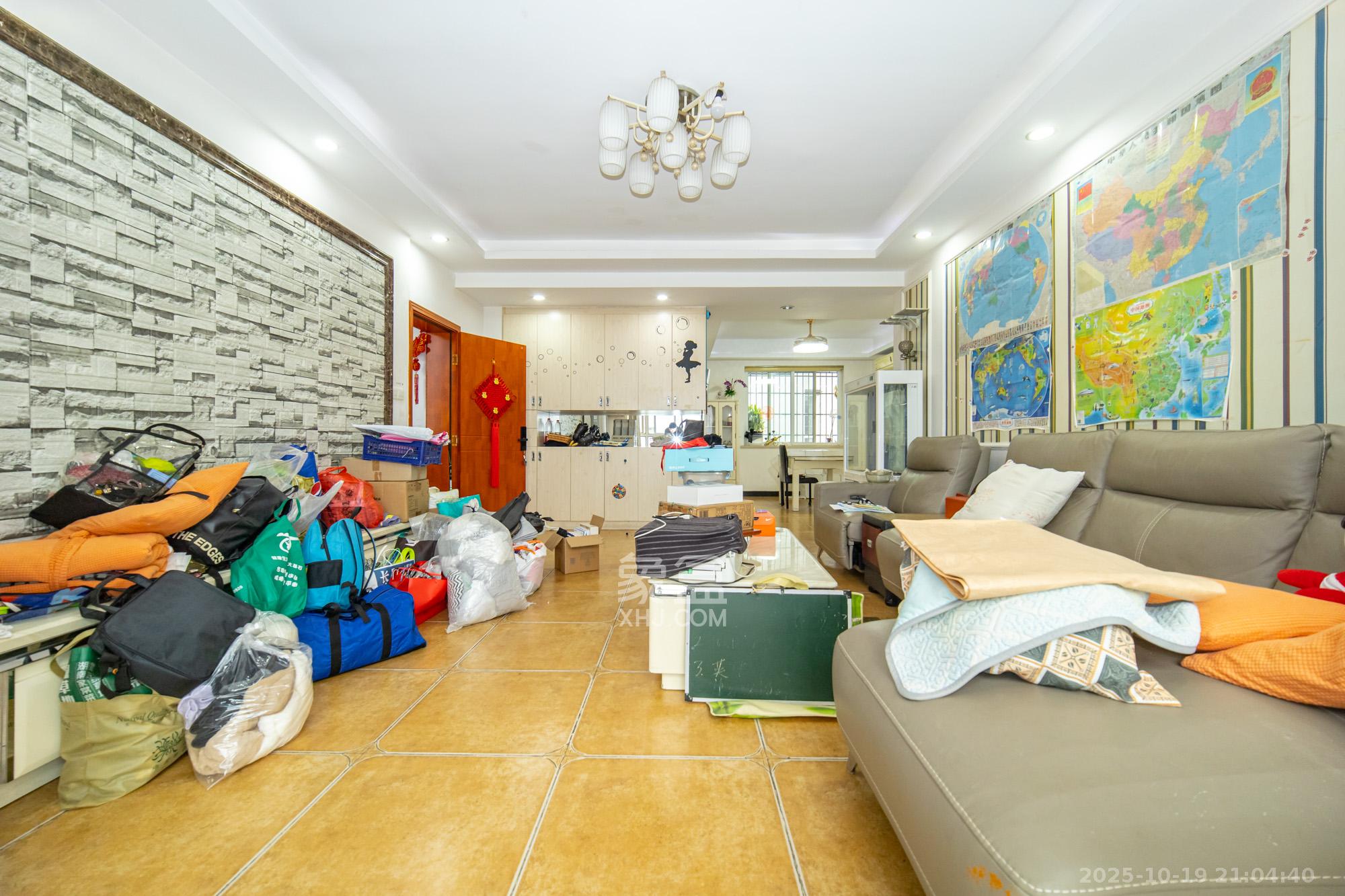 挪威森林(美世界园林公寓) 4室2厅2卫 120.0万 挪威森林(美世界园林公寓) 4室2厅2卫 120.0万客厅