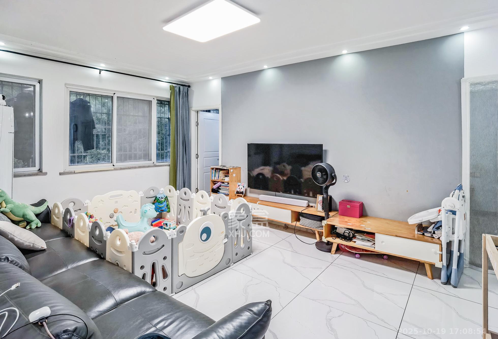 谷山乐园三期  3室2厅1卫    52.0万 谷山乐园三期  3室2厅1卫    52.0万客厅