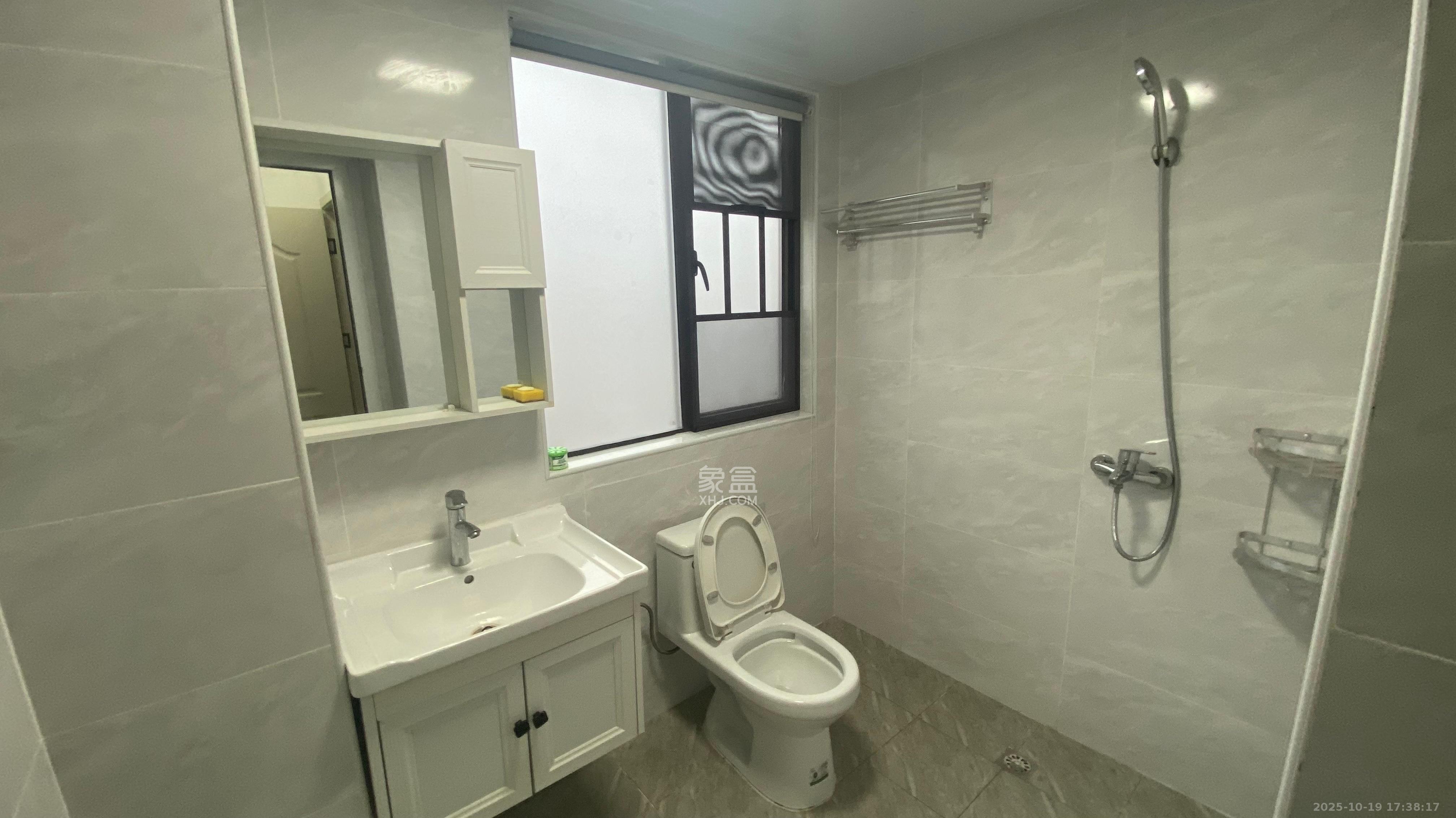 国欣向荣府  4室2厅2卫    3500.0元/月室内图