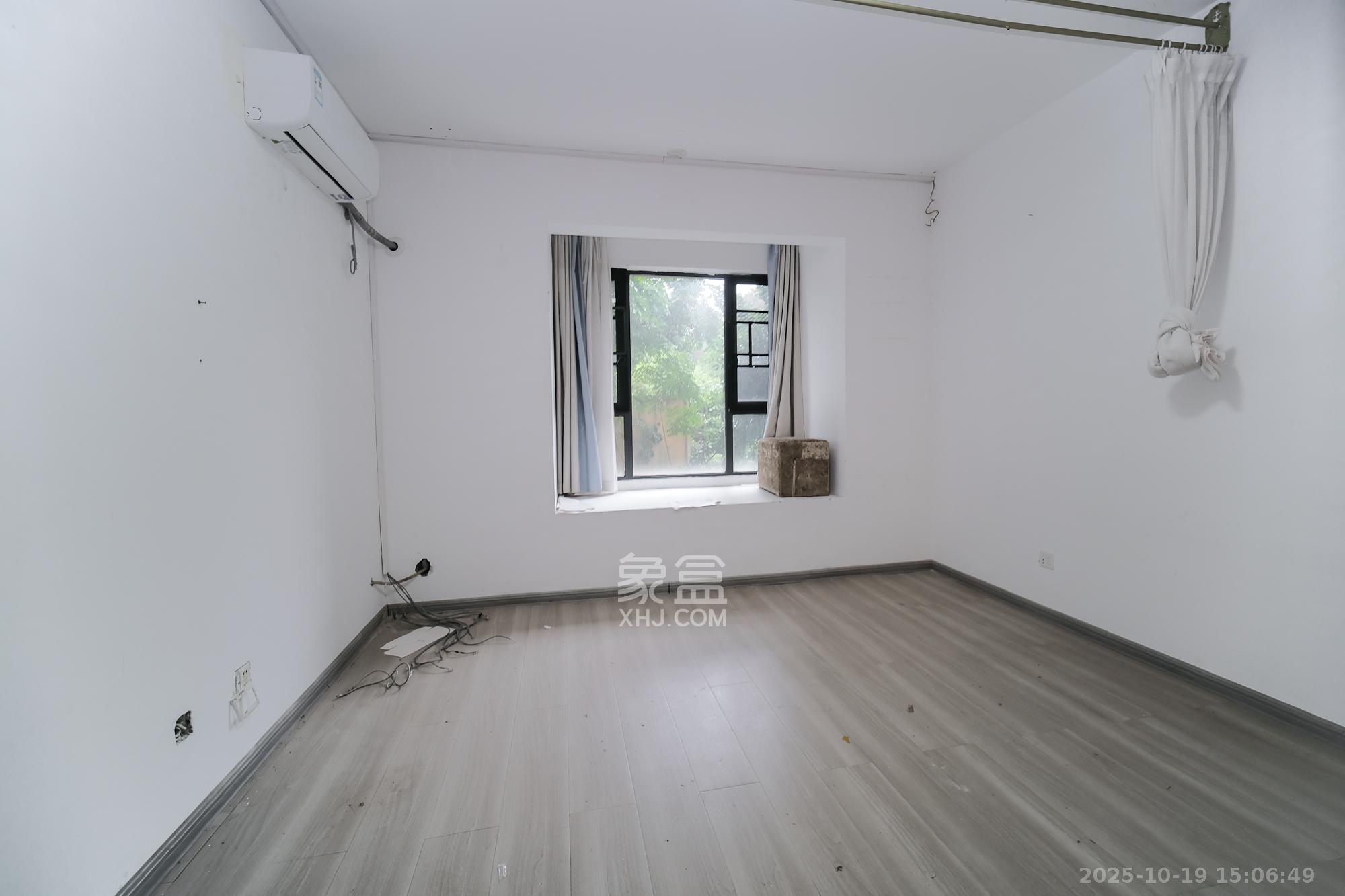 三一街区  4室2厅3卫    150.0万卧室