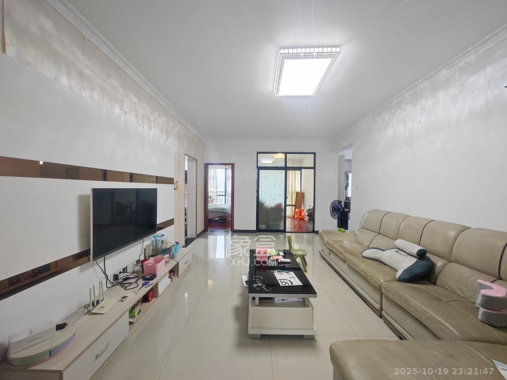 翡翠云天 3室2厅2卫 75.8万 翡翠云天 3室2厅2卫 75.8万客厅