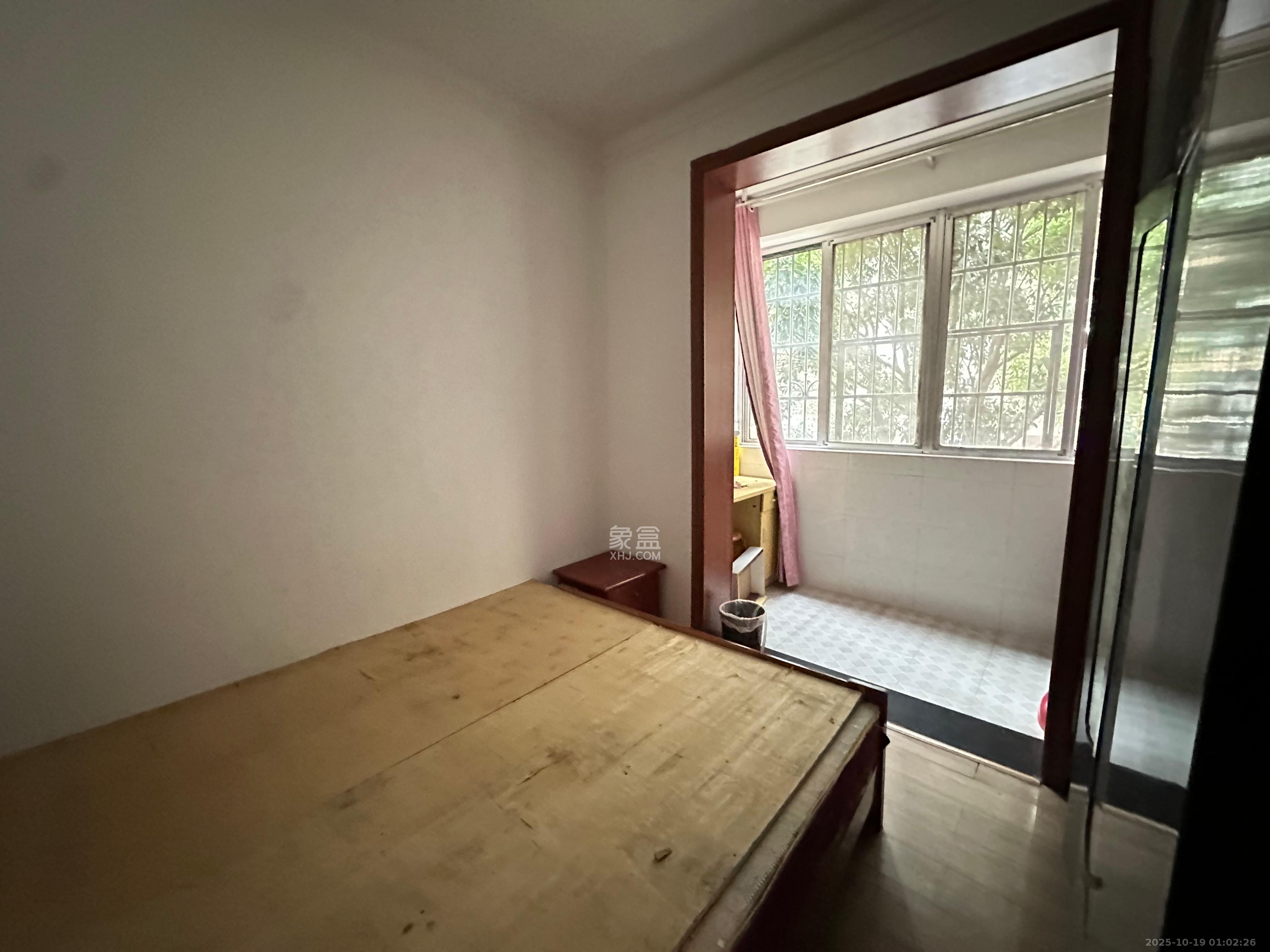 鄱阳小区  3室2厅1卫    1300.0元/月 鄱阳小区  3室2厅1卫    1300.0元/月室内图