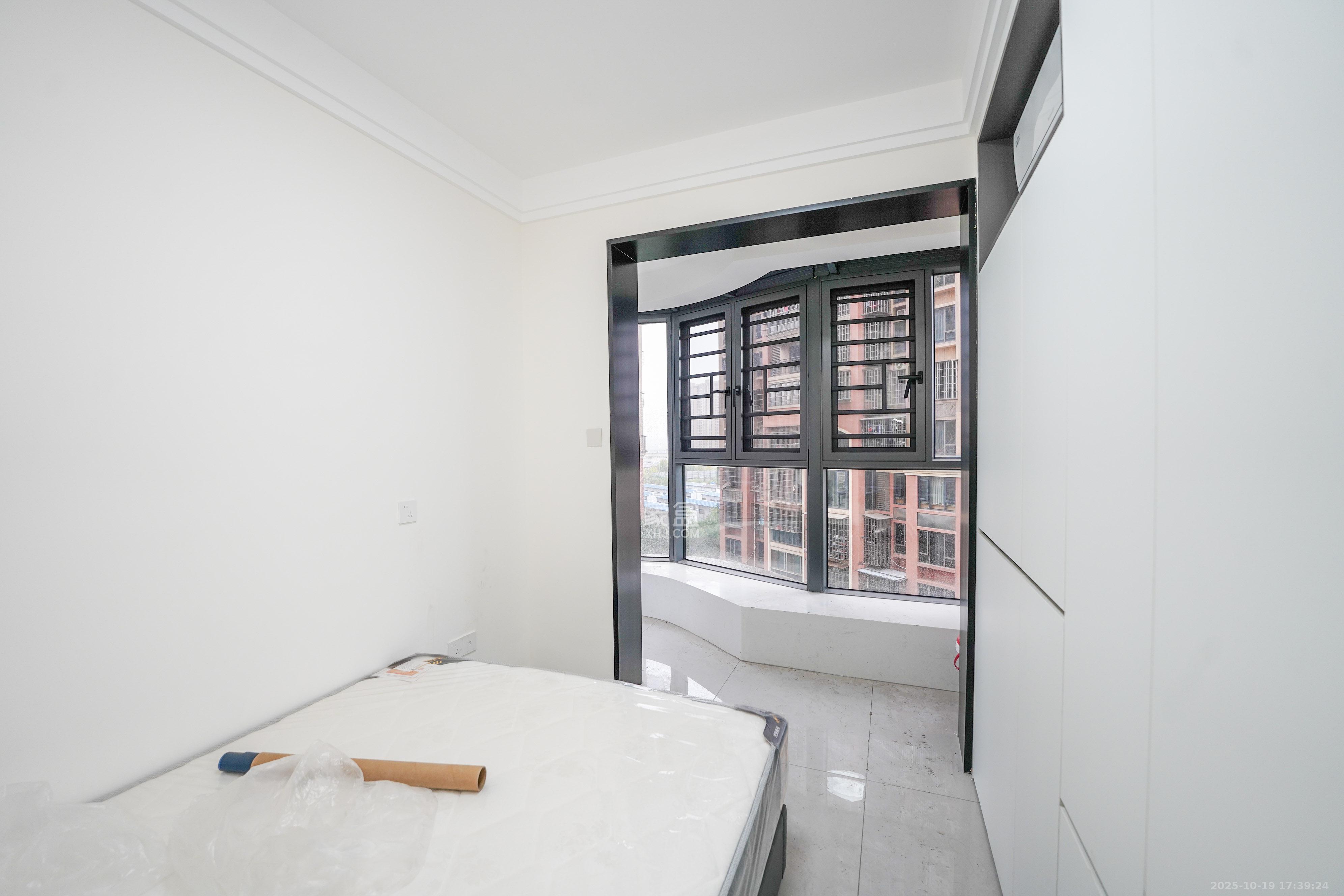 幸福庄园  5室2厅3卫    156.0万卧室