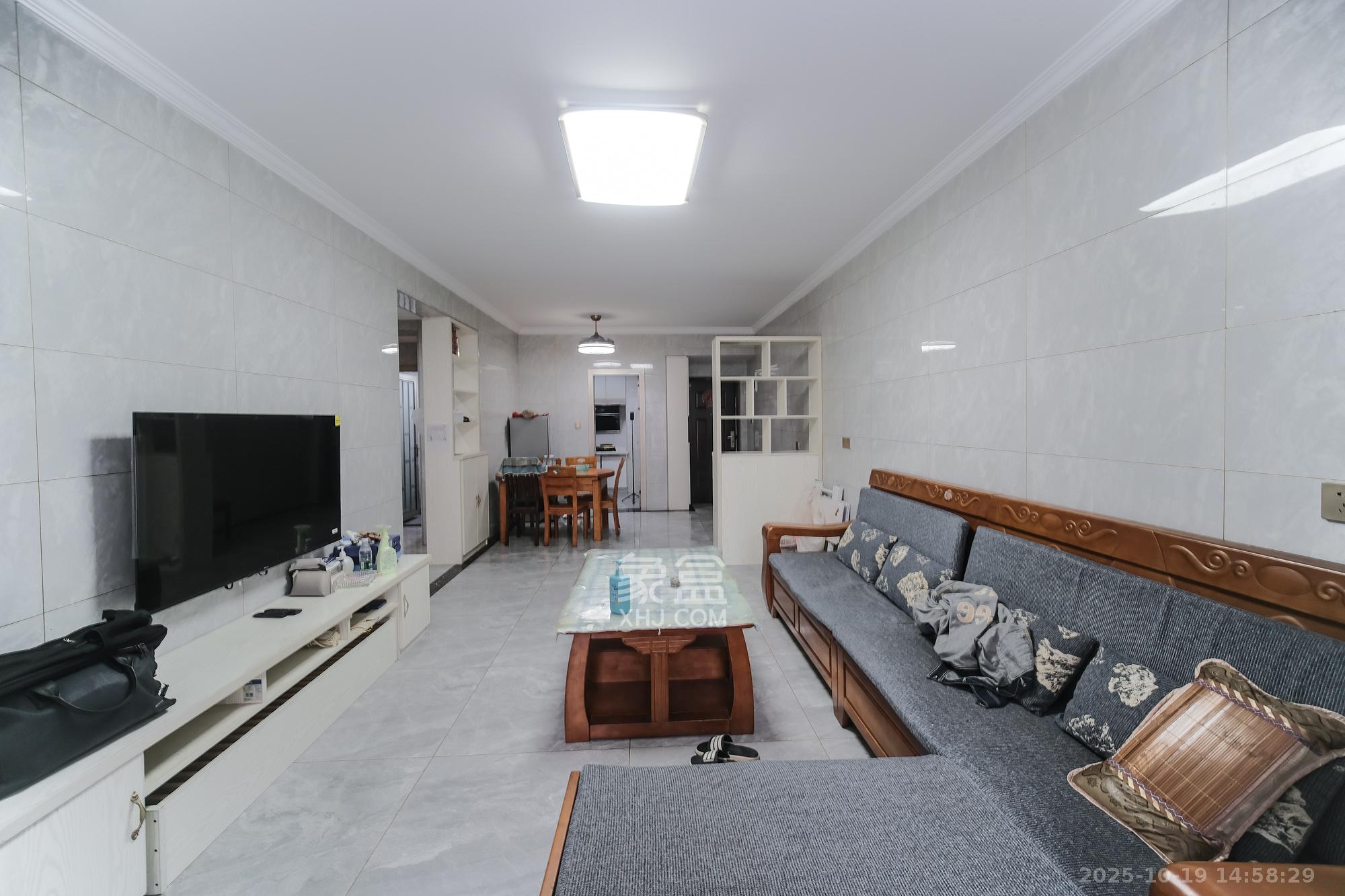 荣盛花语城  3室2厅1卫    86.0万客厅