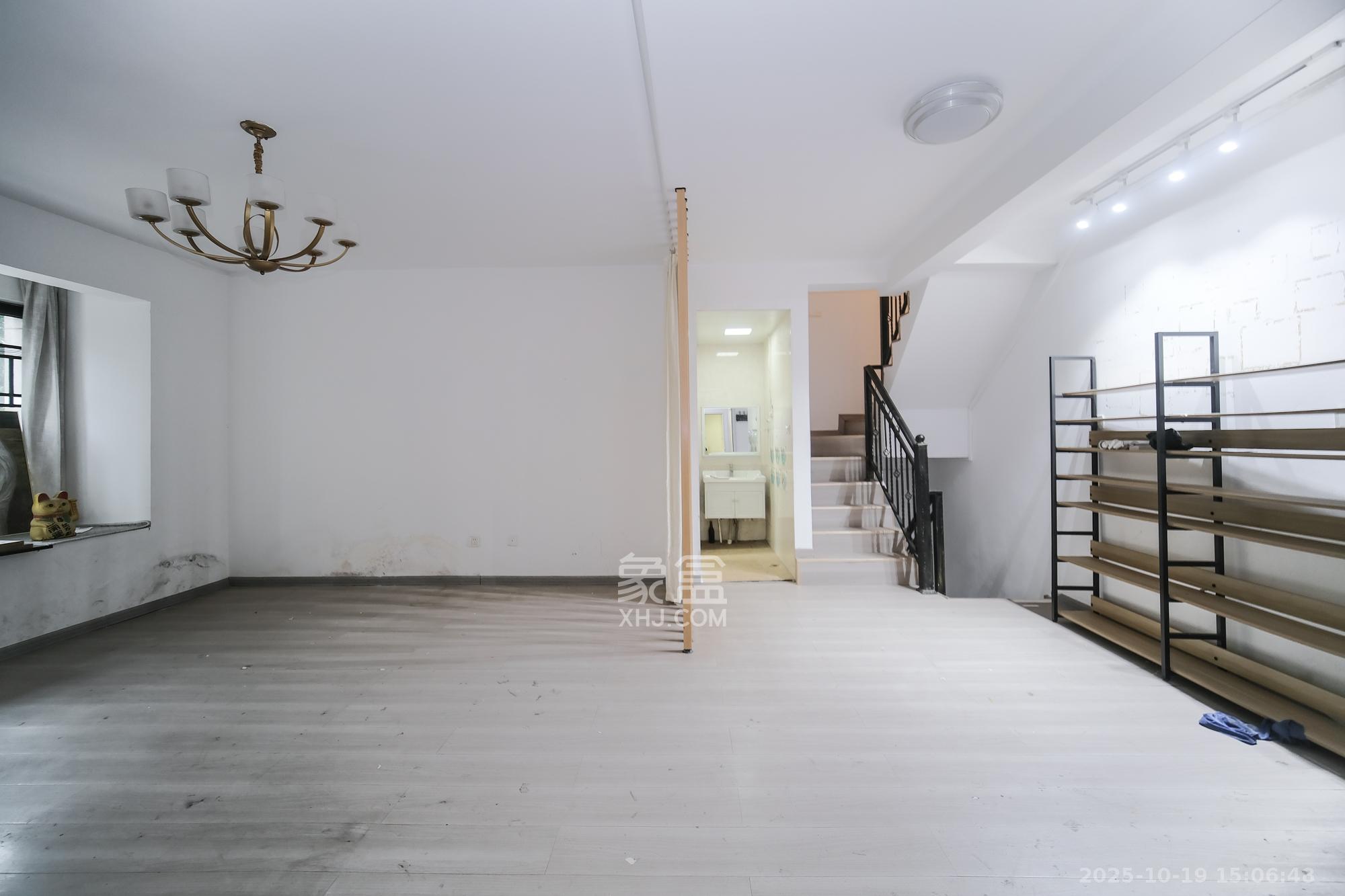 三一街区  4室2厅3卫    150.0万客厅