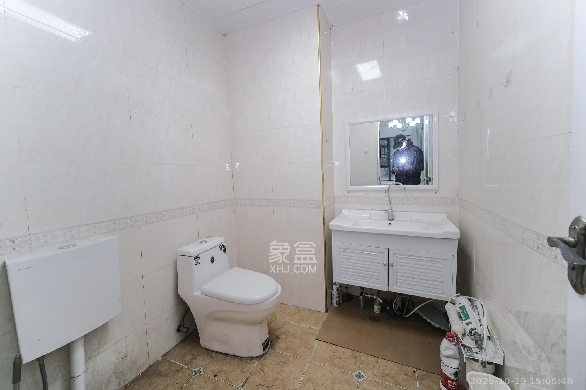 三一街区  4室2厅3卫    150.0万卫生间