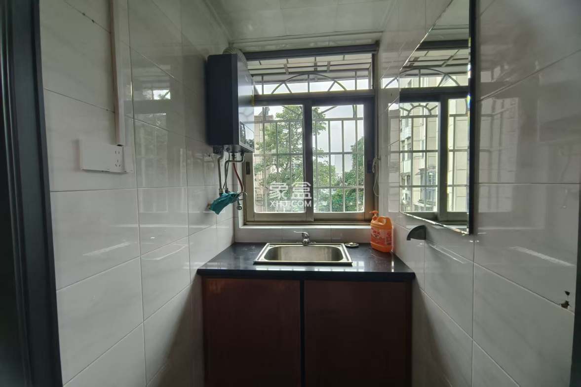 金山花园  4室2厅2卫    1500.0元/月 金山花园  4室2厅2卫    1500.0元/月室内图