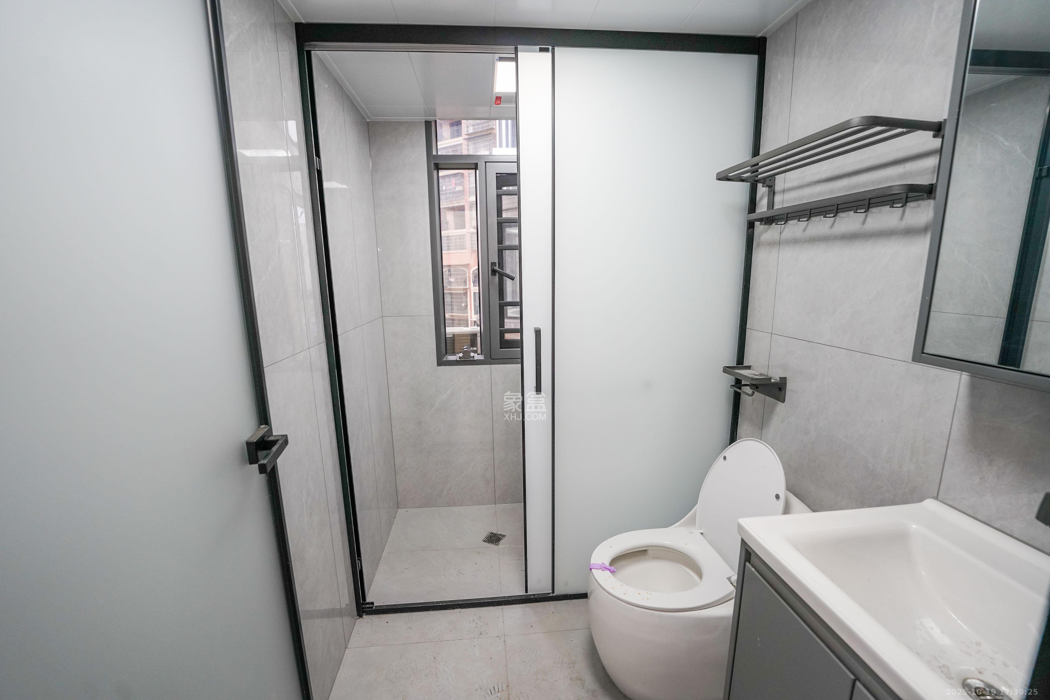 幸福庄园  5室2厅3卫    156.0万卫生间