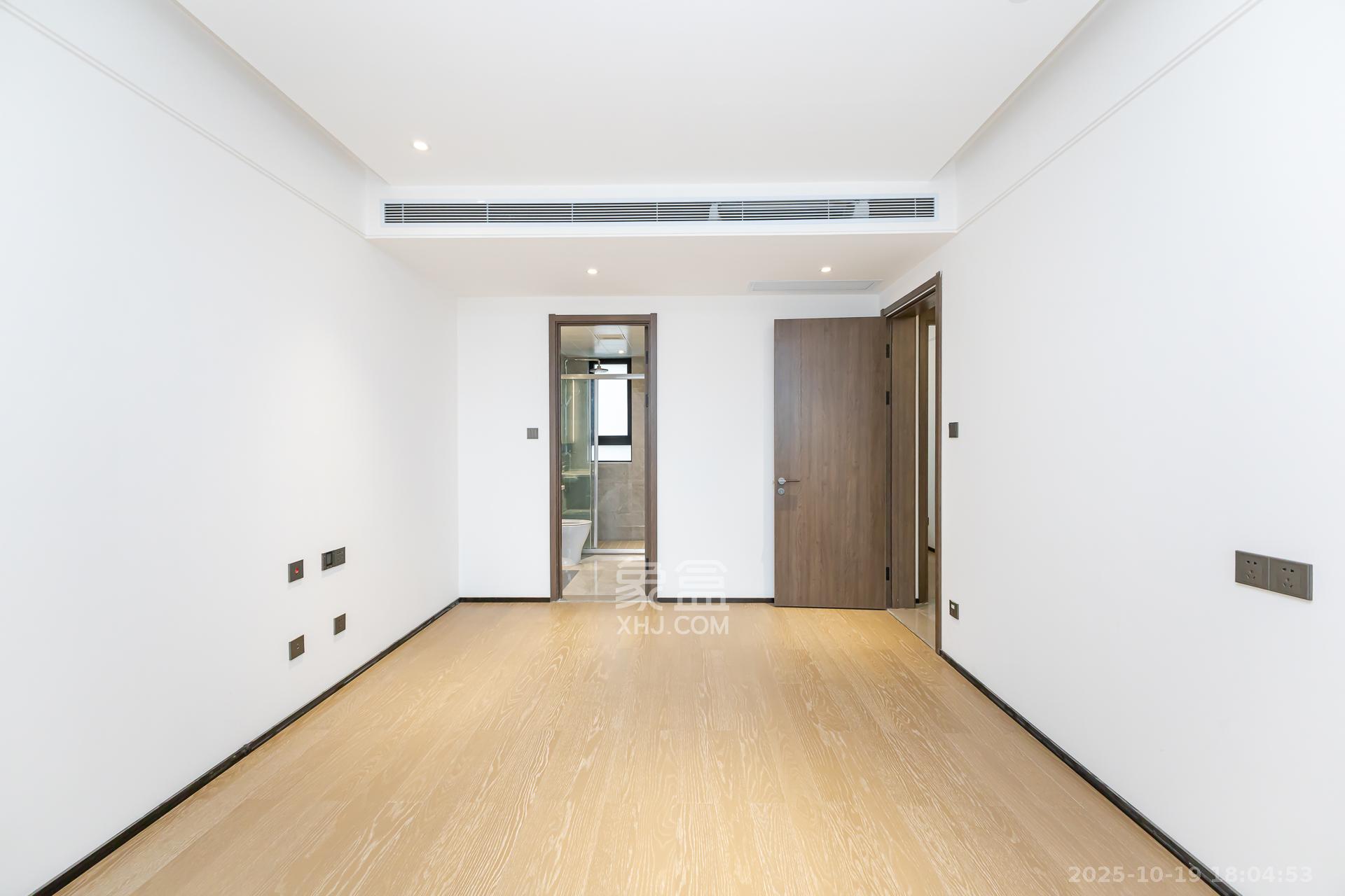 万科滨河道  4室2厅2卫    145.0万卧室