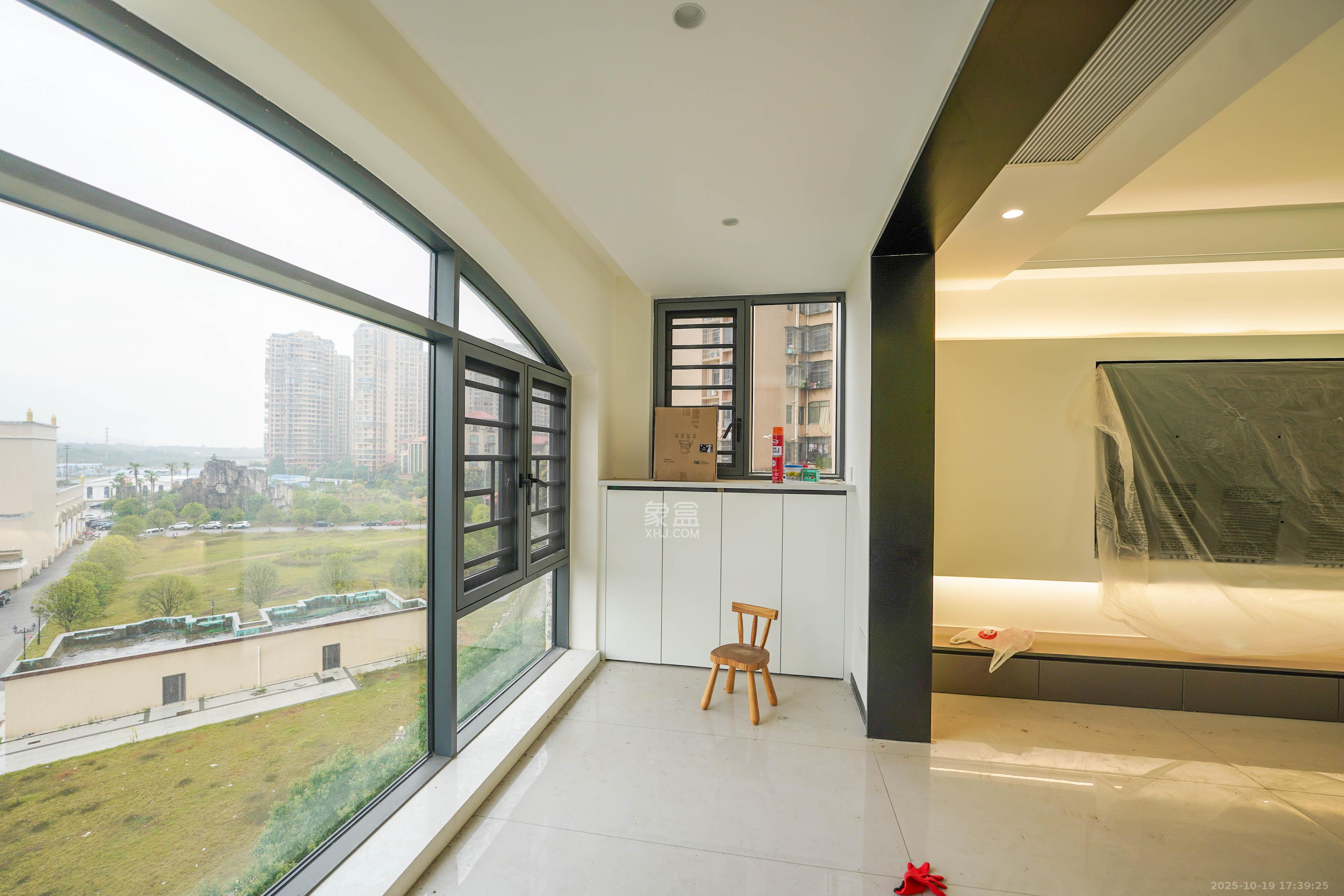 幸福庄园  5室2厅3卫    156.0万阳台