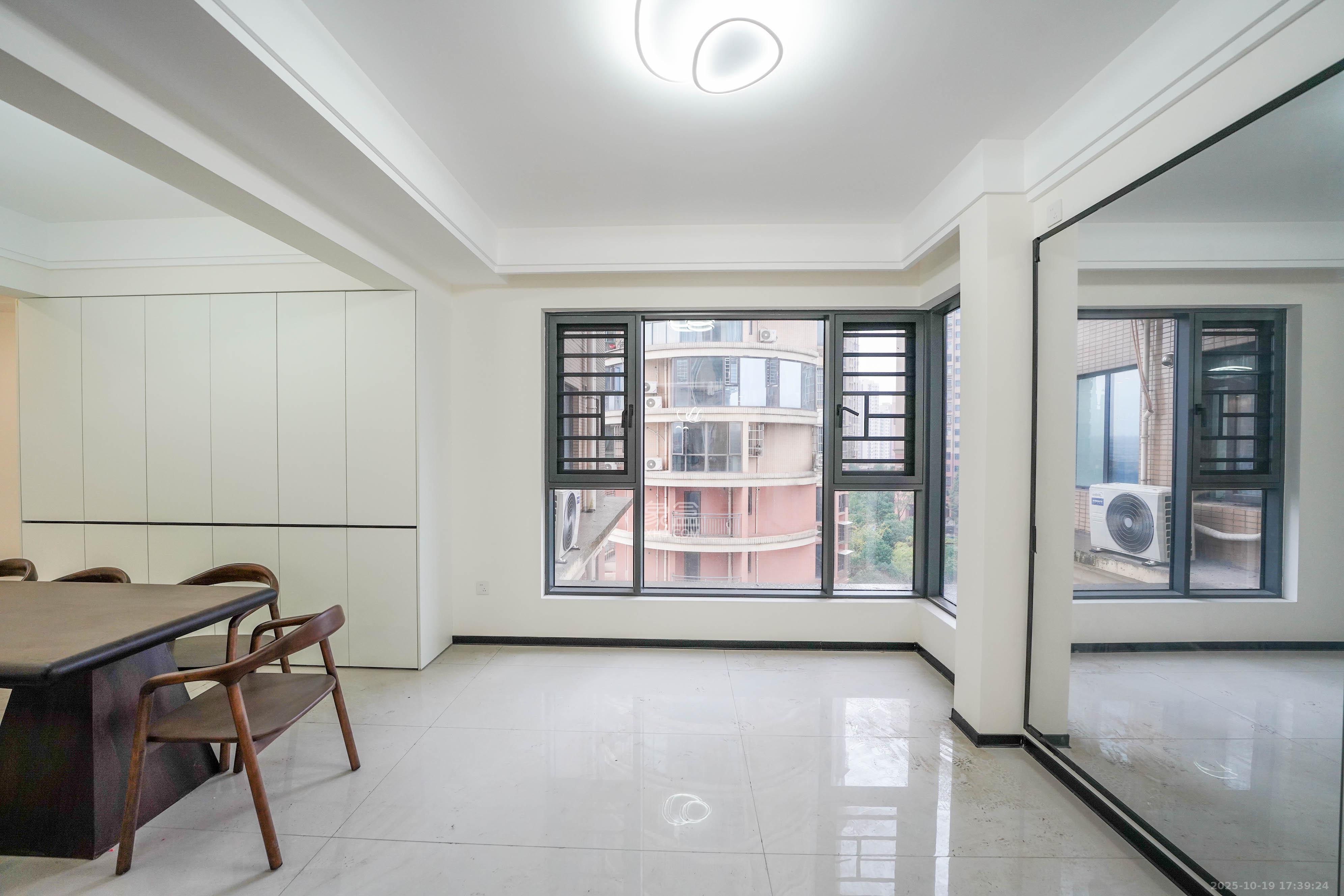 幸福庄园  5室2厅3卫    156.0万 幸福庄园  5室2厅3卫    156.0万客厅