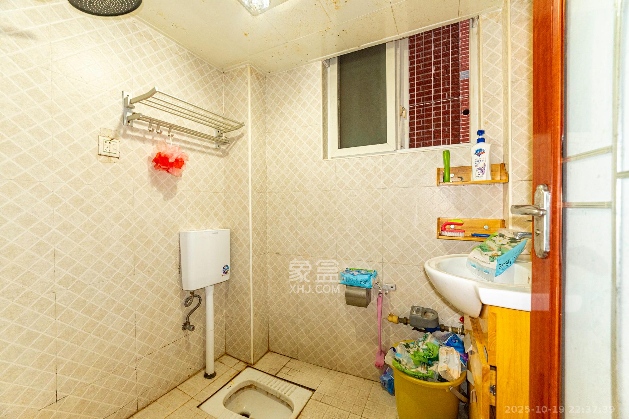 彩都公寓  3室2厅2卫    78.8万卫生间