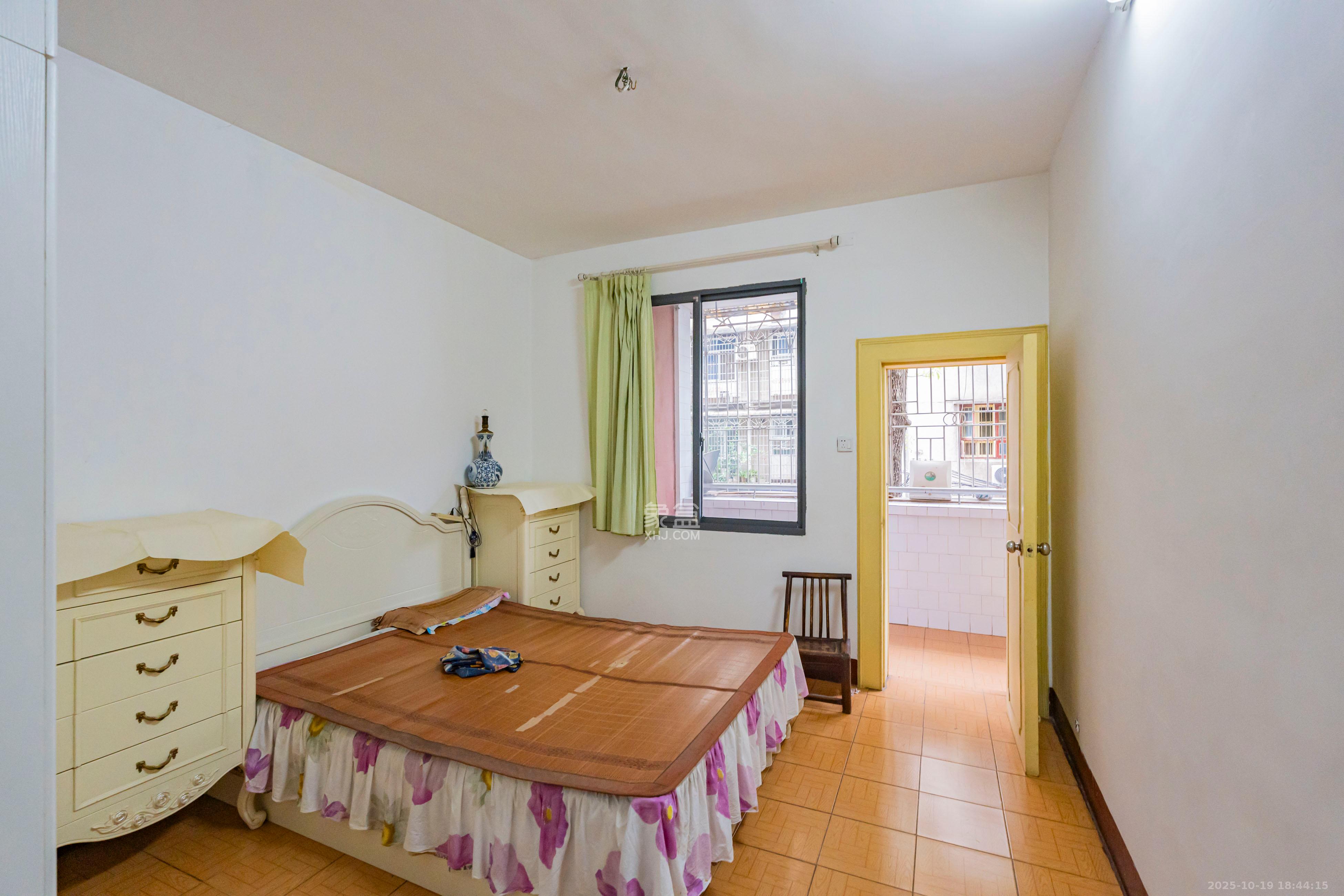 东风二村社区房  3室2厅1卫    62.0万卧室