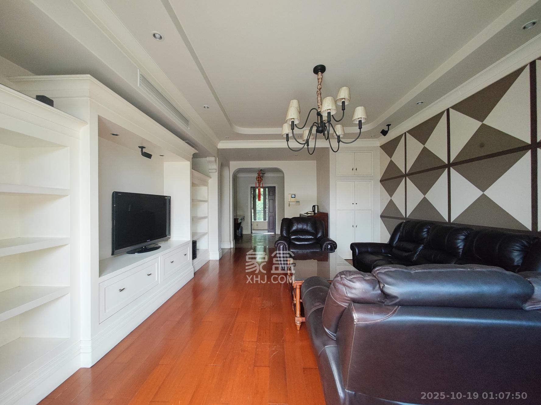 托斯卡纳洋房高层  5室2厅3卫    420.0万 托斯卡纳洋房高层  5室2厅3卫    420.0万客厅