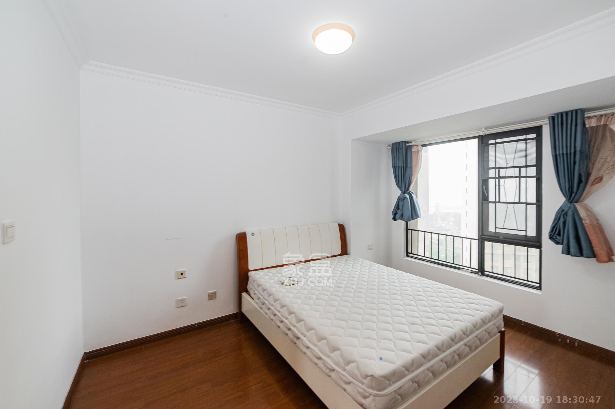 万科城  3室2厅2卫    80.0万卧室