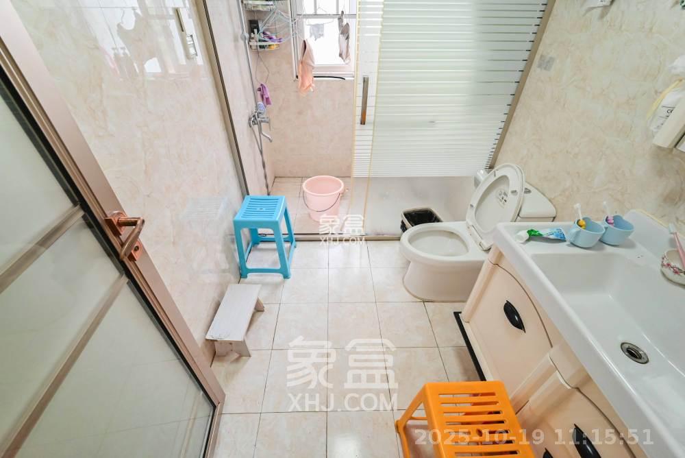 绿地之窗  4室2厅2卫    2900.0元/月室内图
