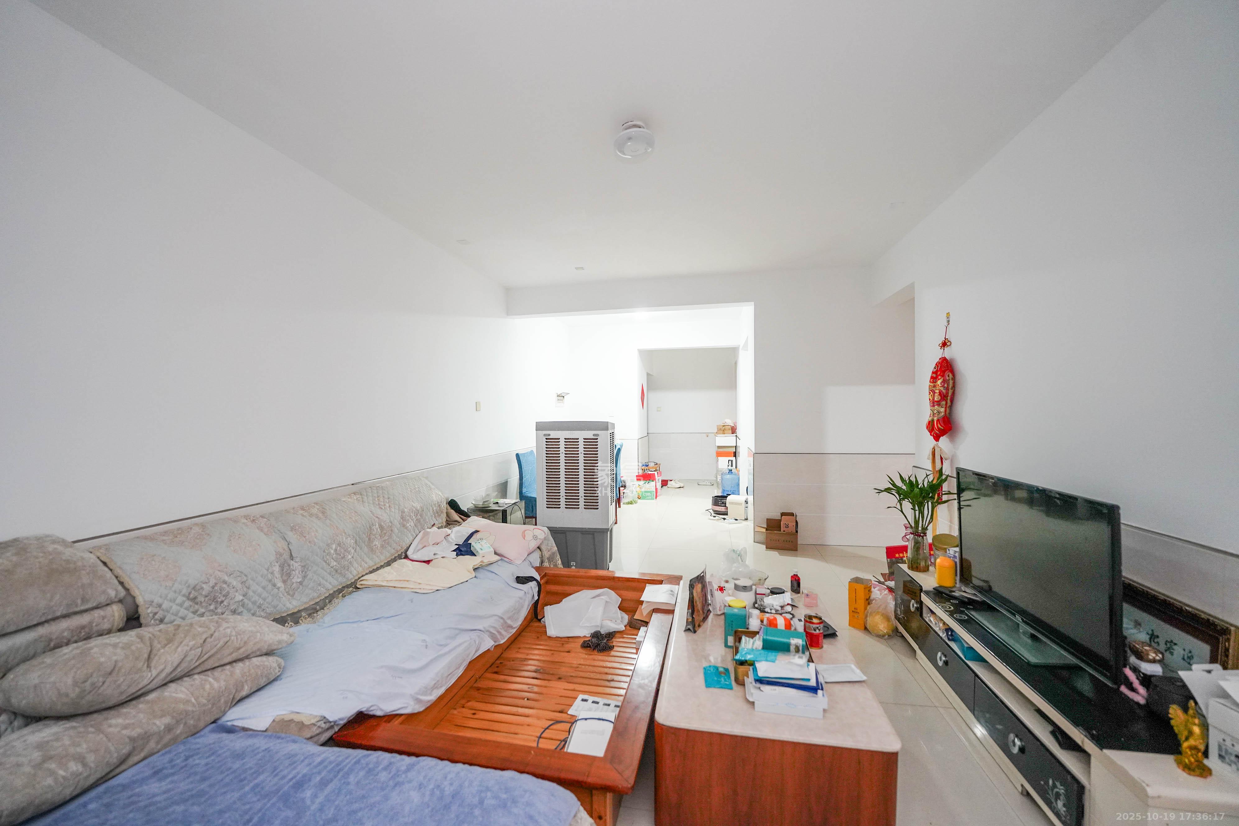 南郡雅园  3室2厅1卫    43.0万 南郡雅园  3室2厅1卫    43.0万客厅