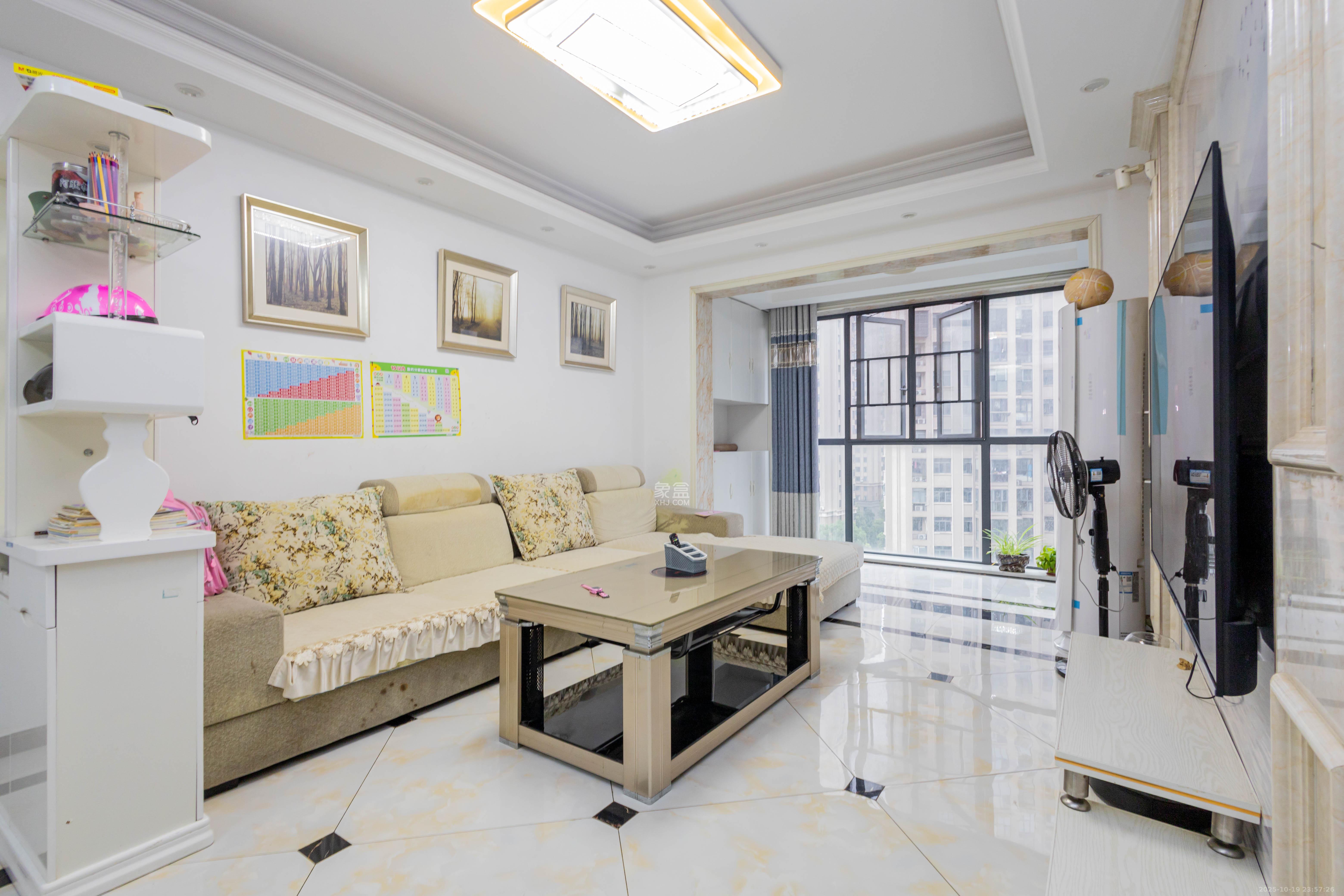 辉煌国际城二期  3室2厅1卫    95.0万客厅