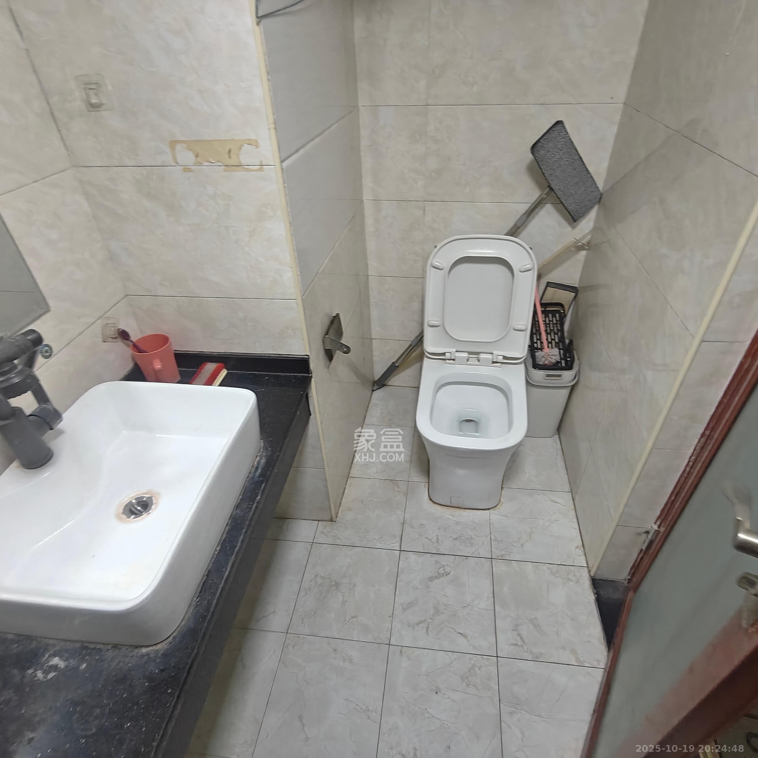 东方芙蓉  1室1厅1卫    1399.0元/月 东方芙蓉  1室1厅1卫    1399.0元/月室内图