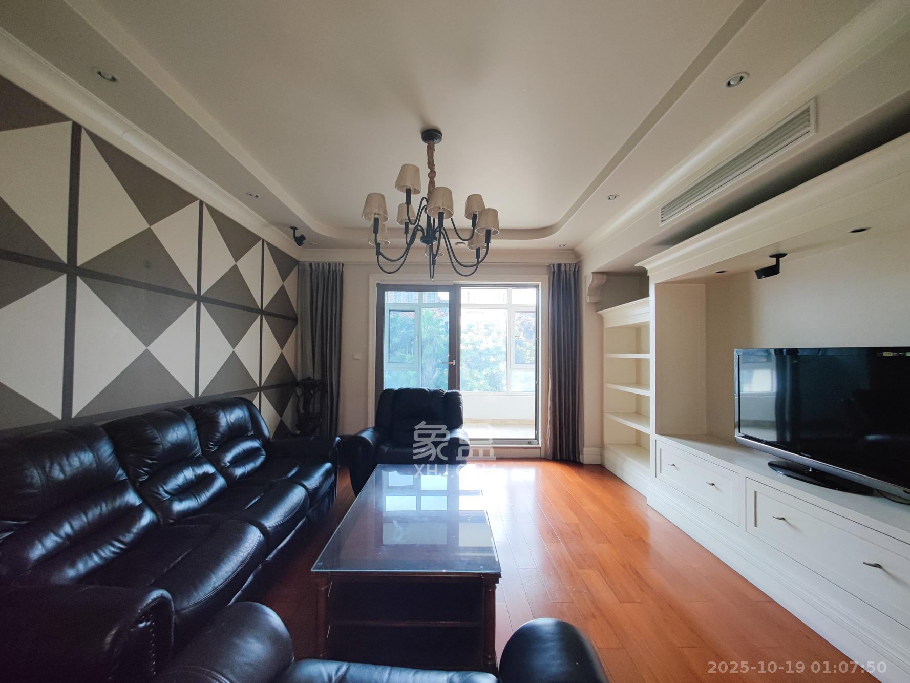 托斯卡纳洋房高层  5室2厅3卫    420.0万 托斯卡纳洋房高层  5室2厅3卫    420.0万客厅