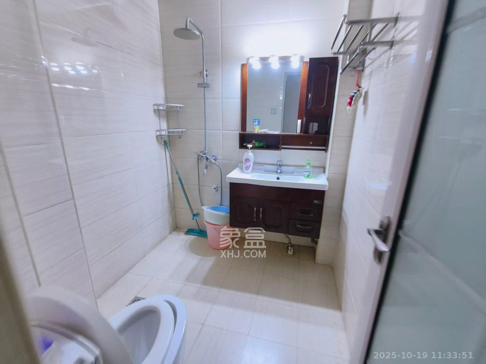 阳光100三期 3室2厅2卫 2300.0元/月 阳光100三期 3室2厅2卫 2300.0元/月室内图